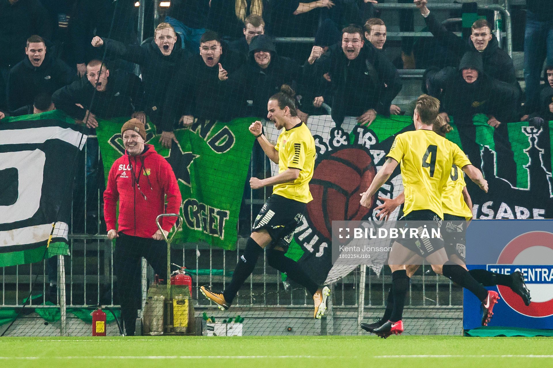 GAIS Edin Hamidovic jublar framför GAIS supportrar