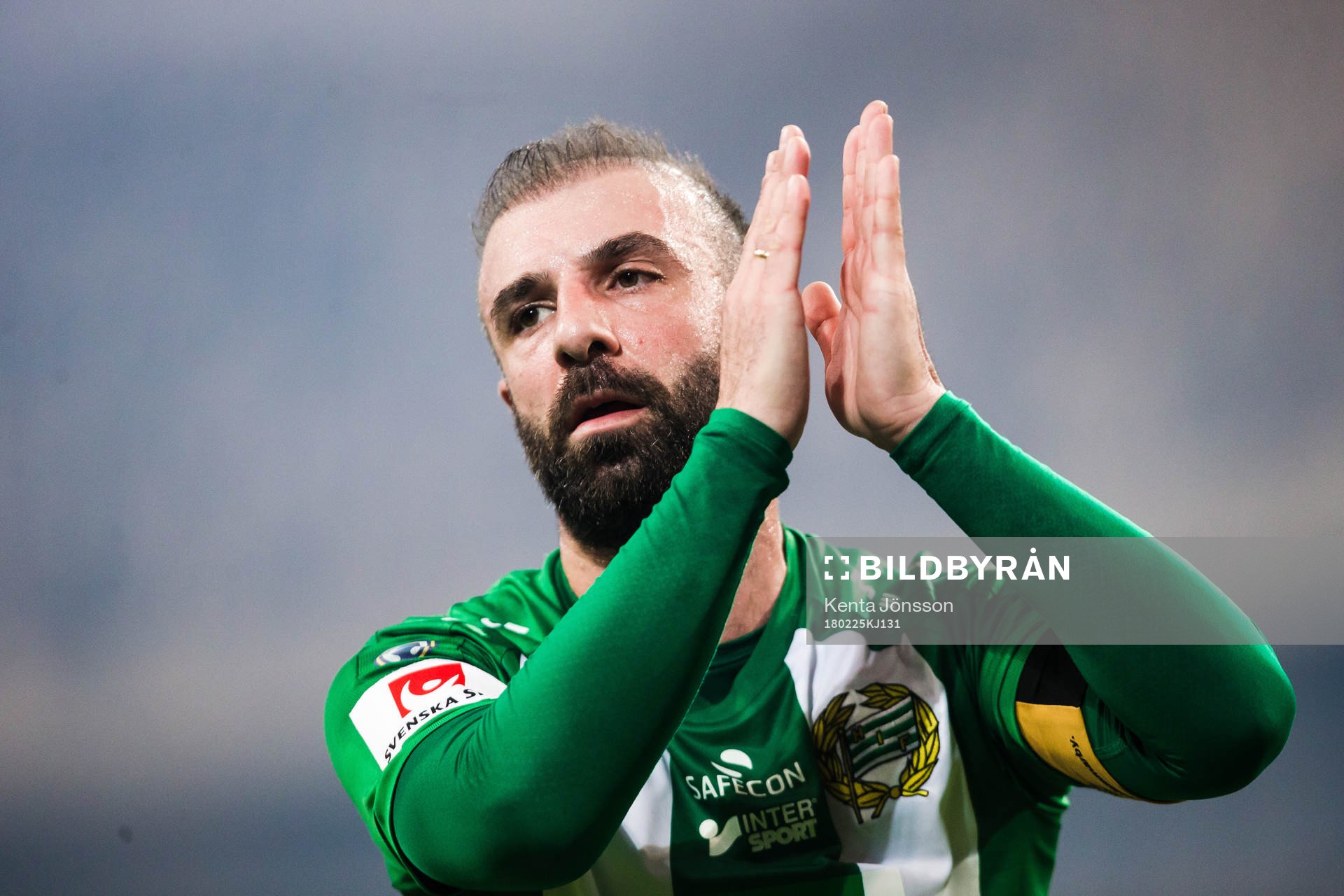 Hammarbys Kennedy Bakircioglu applåderar publiken