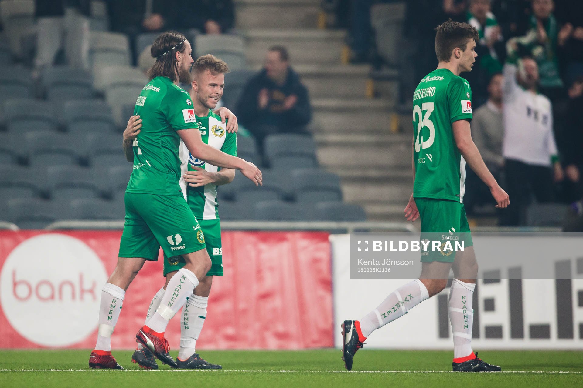 Hammarbys Sander Svendsen jublar med Björn Paulsen