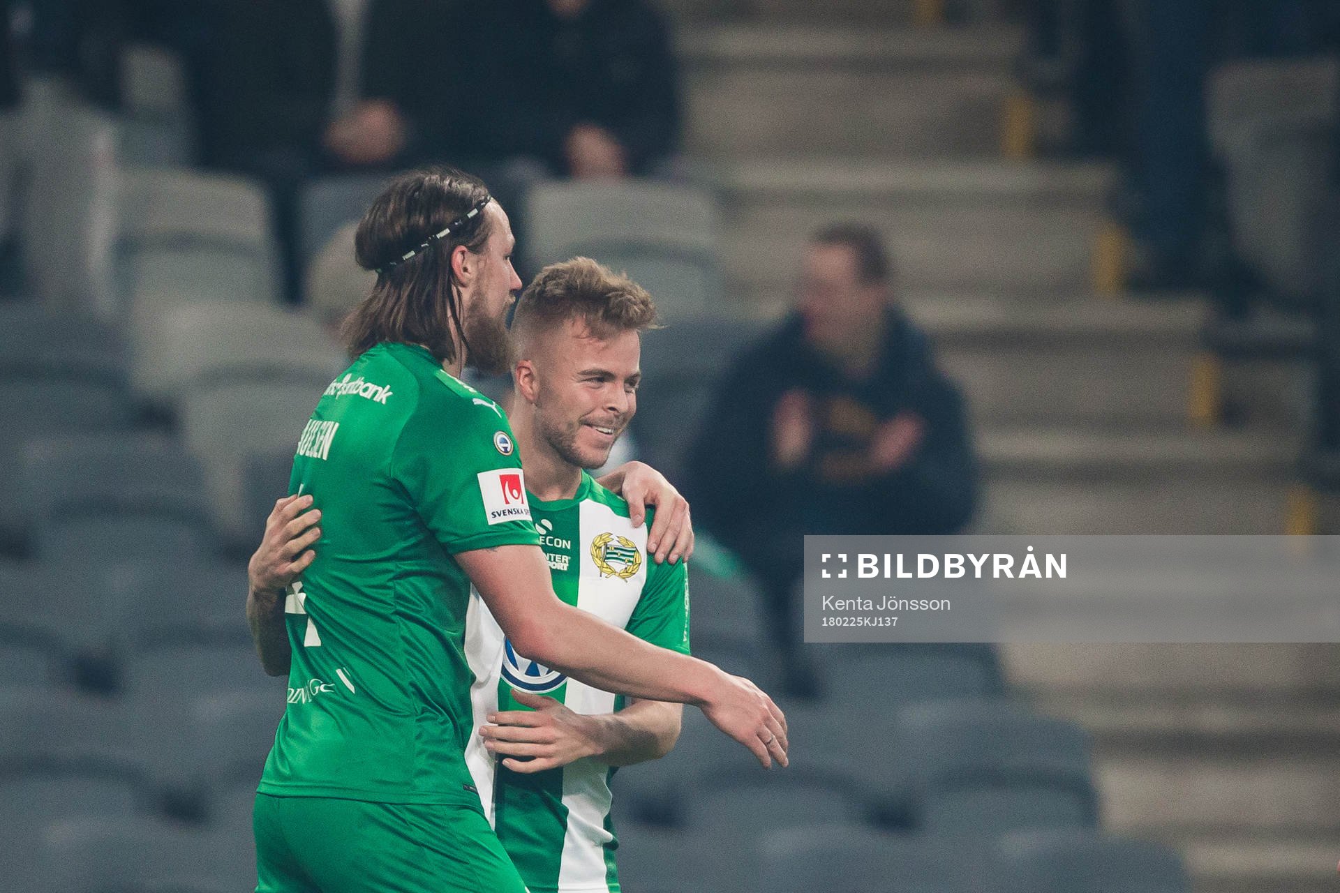 Hammarbys Sander Svendsen jublar med Björn Paulsen