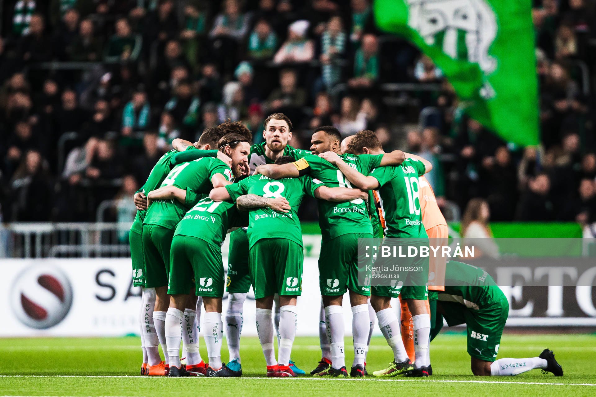 Hammarbys spelare med David Fällman (m) samlas i en ring