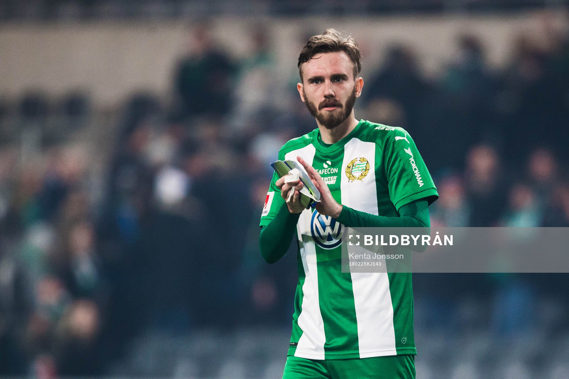 Hammarbys Simon Sandberg applåderar publiken