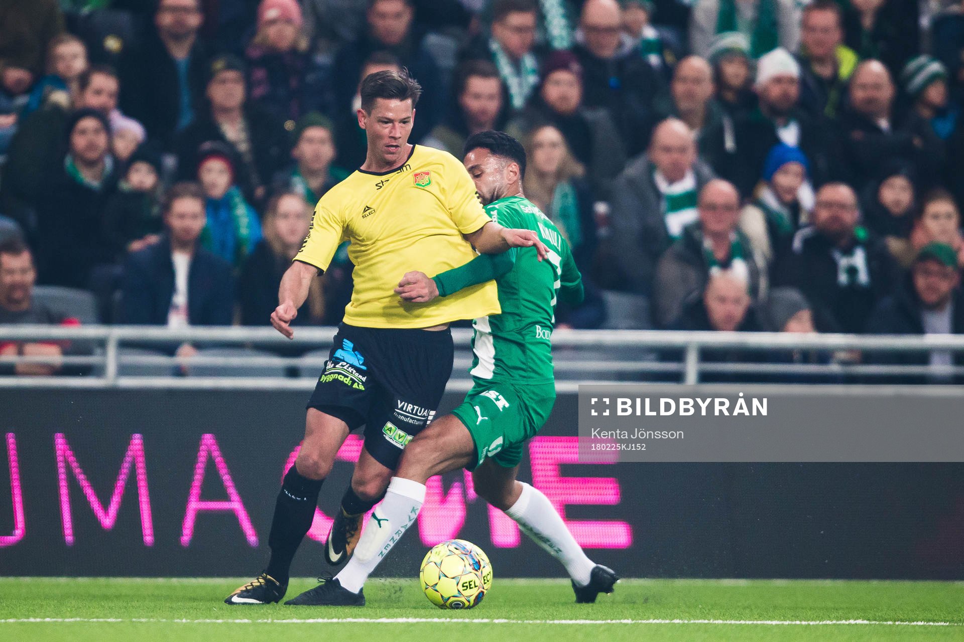 GAIS Dusan Djuric i kamp om bollen med Hammarbys Imad