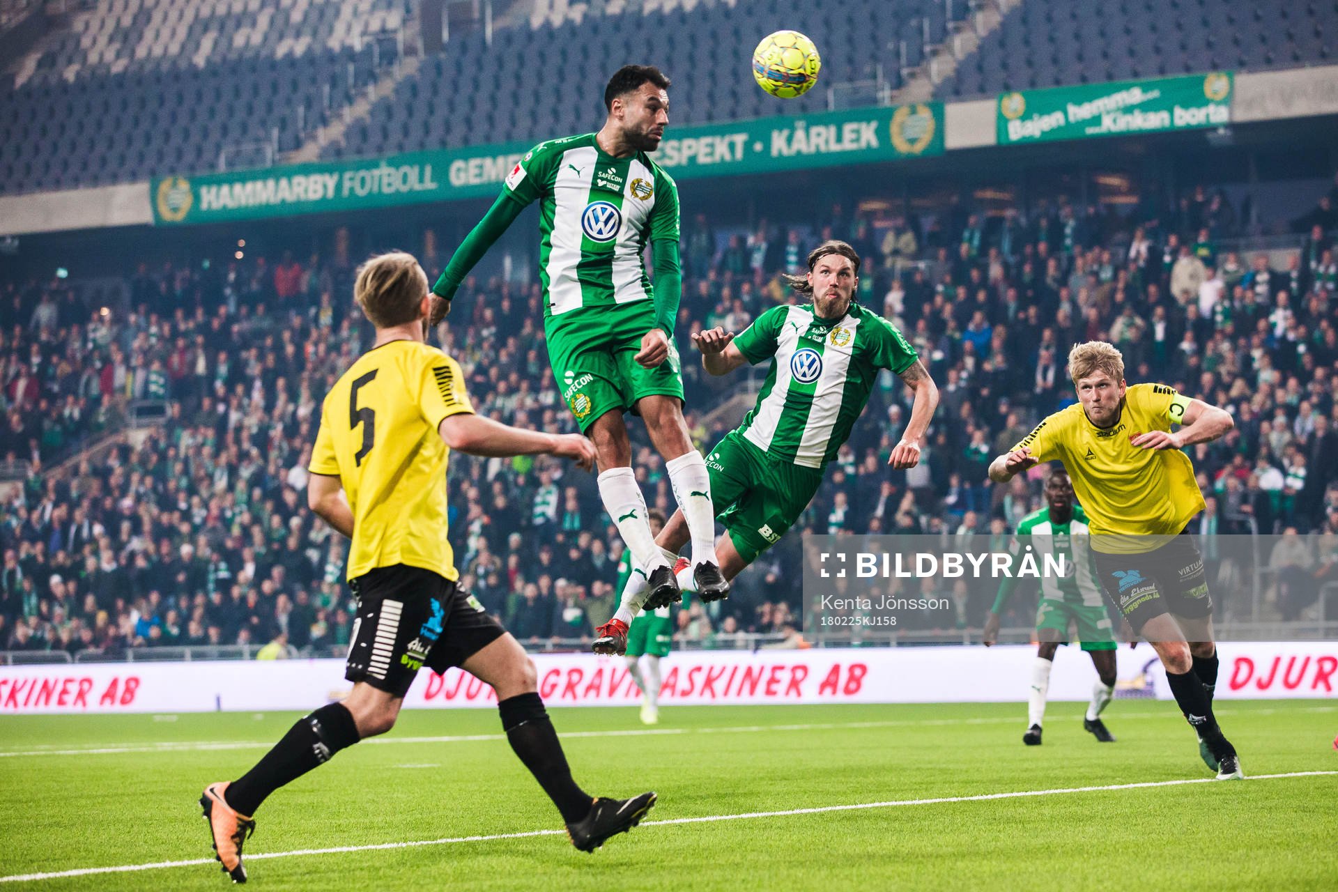 Hammarbys Imad Khalili och Björn Paulsen med en målchans