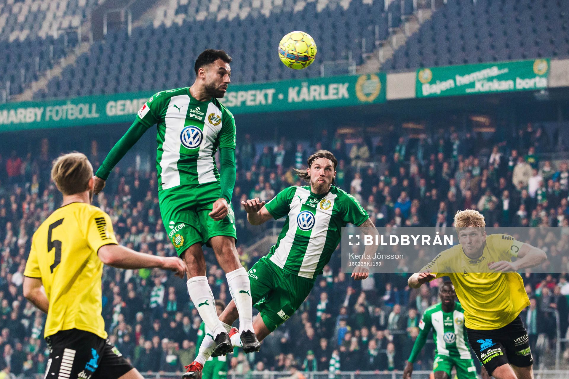 Hammarbys Imad Khalili och Björn Paulsen med en målchans