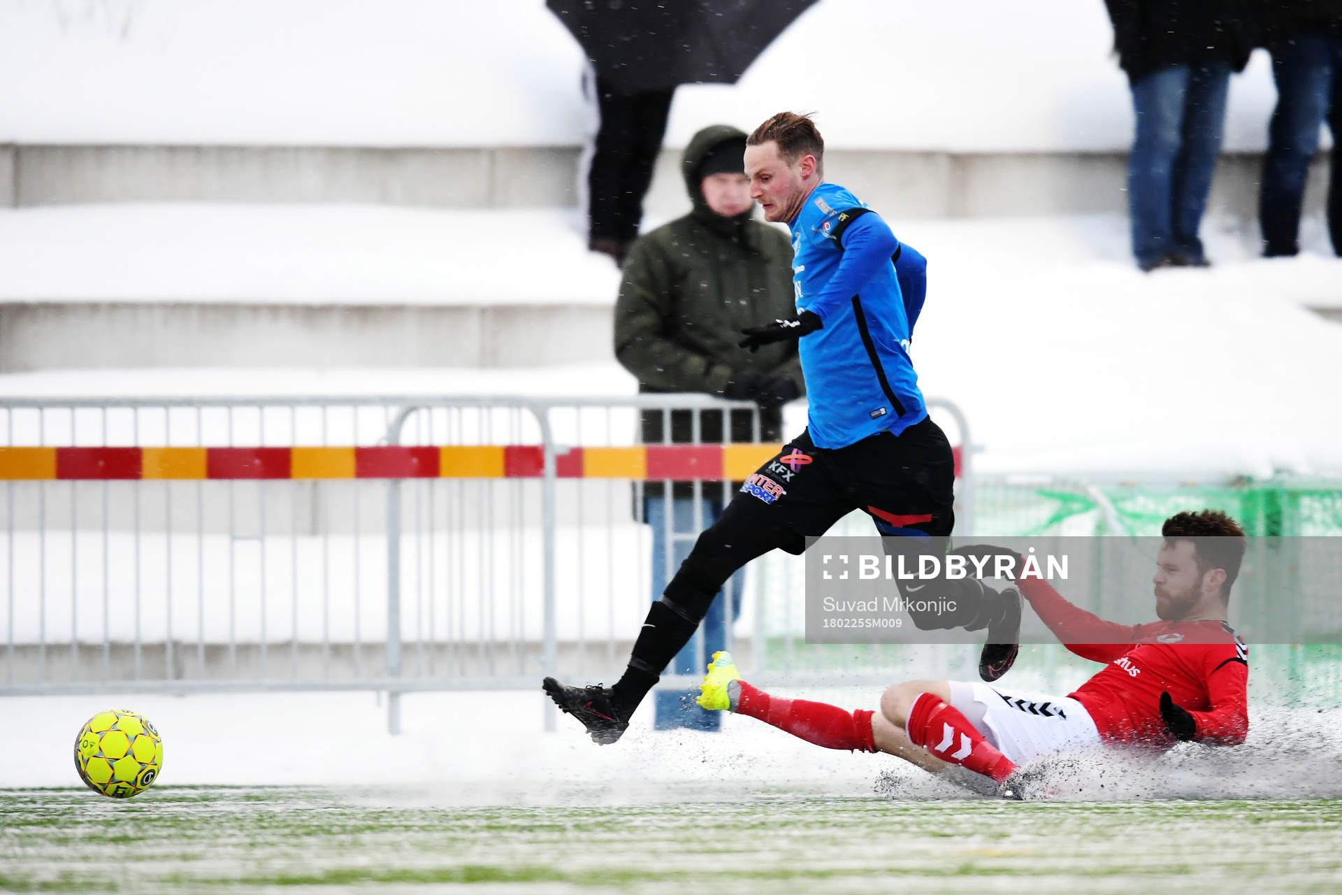 Trelleborgs Mattias Håkansson glidtacklas av Kalmars Måns