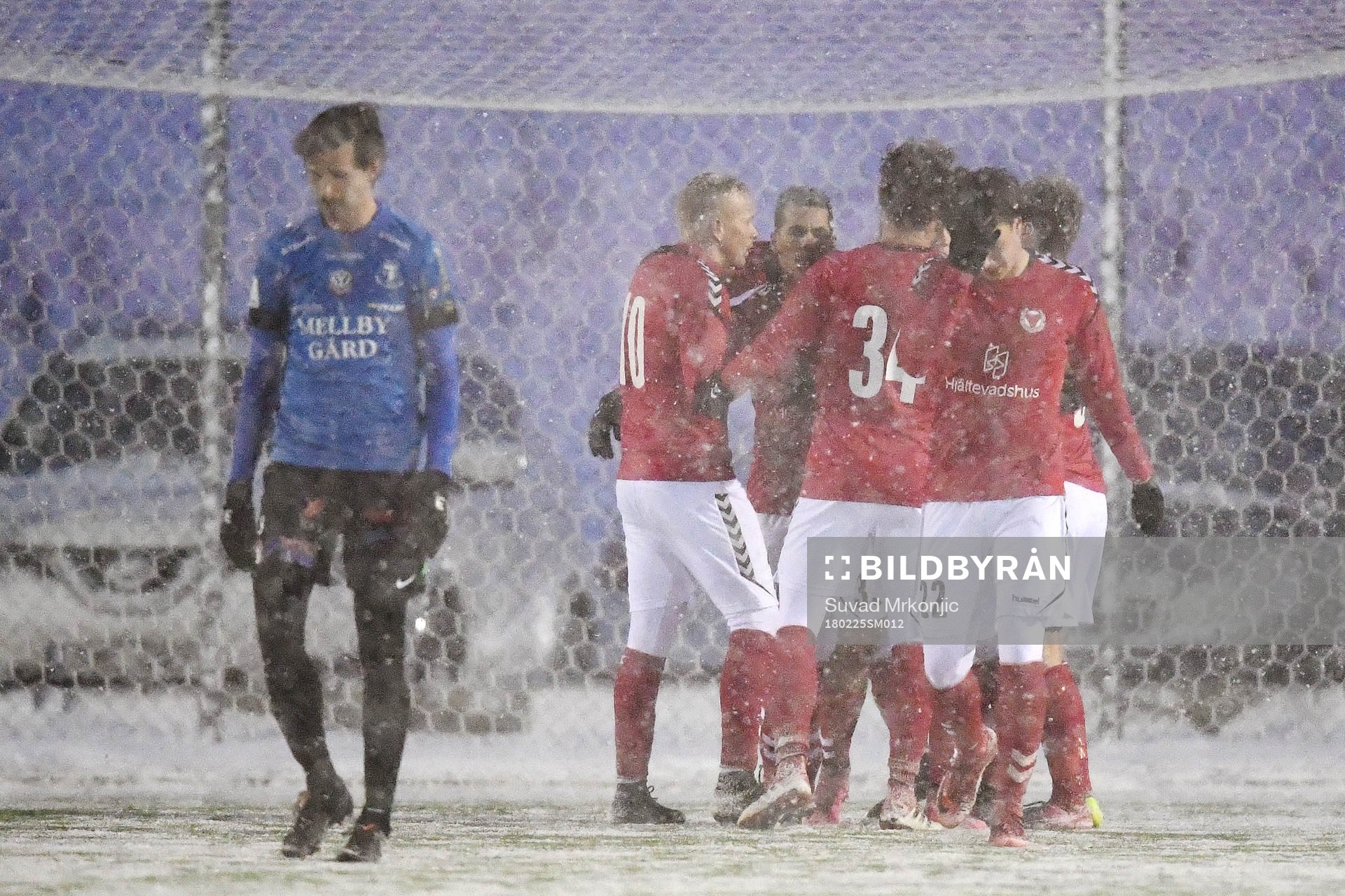Kalmars Romário Pereira Sipião jublar med lagkamrater efter att han gjort 2-1-målet på straff under fotbollsmatchen i Svenska cupen mellan Kalmar och Trelleborg den 25 februari 2018 i Kalmar.
