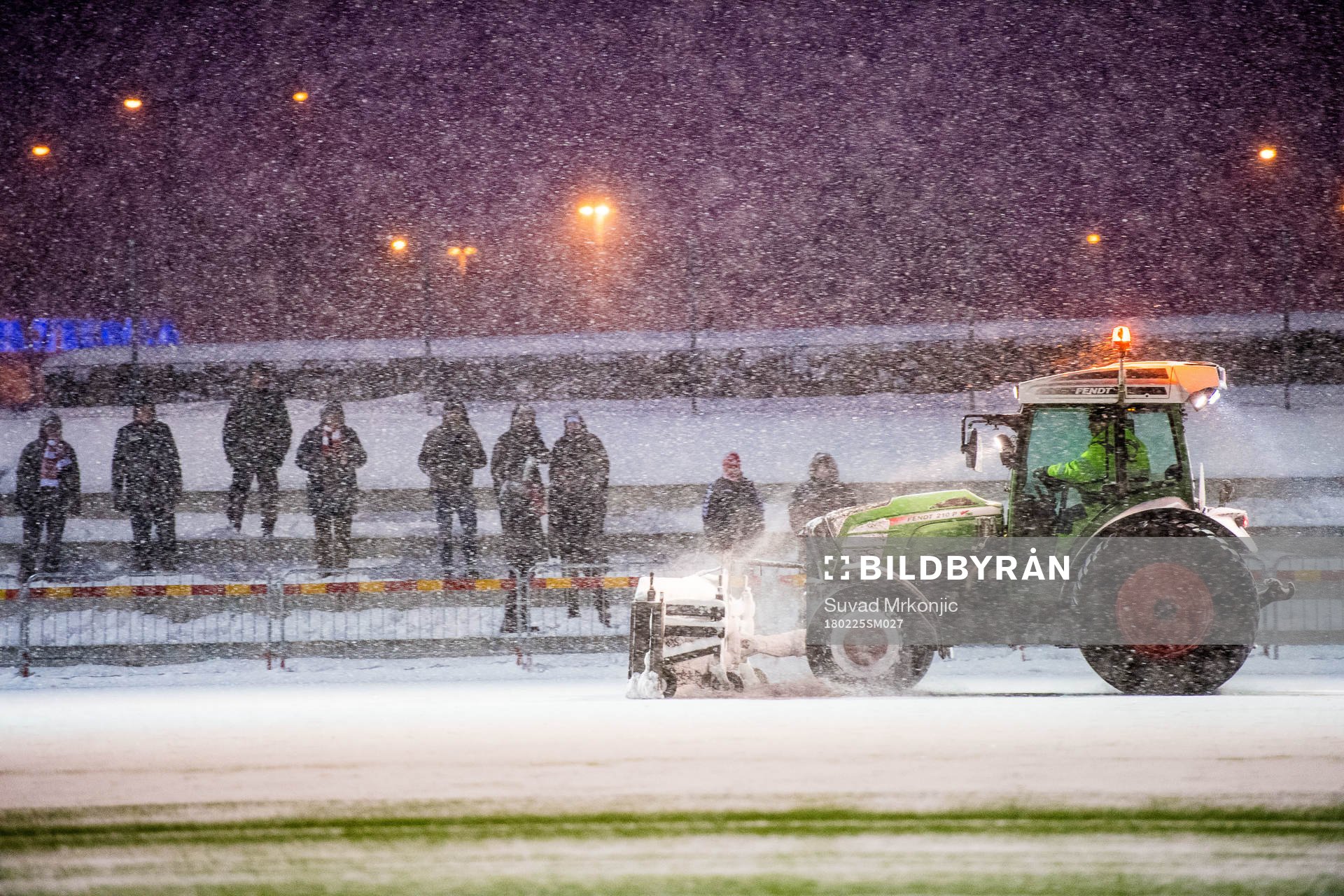 En traktor plogar Gastens konstgräsplan