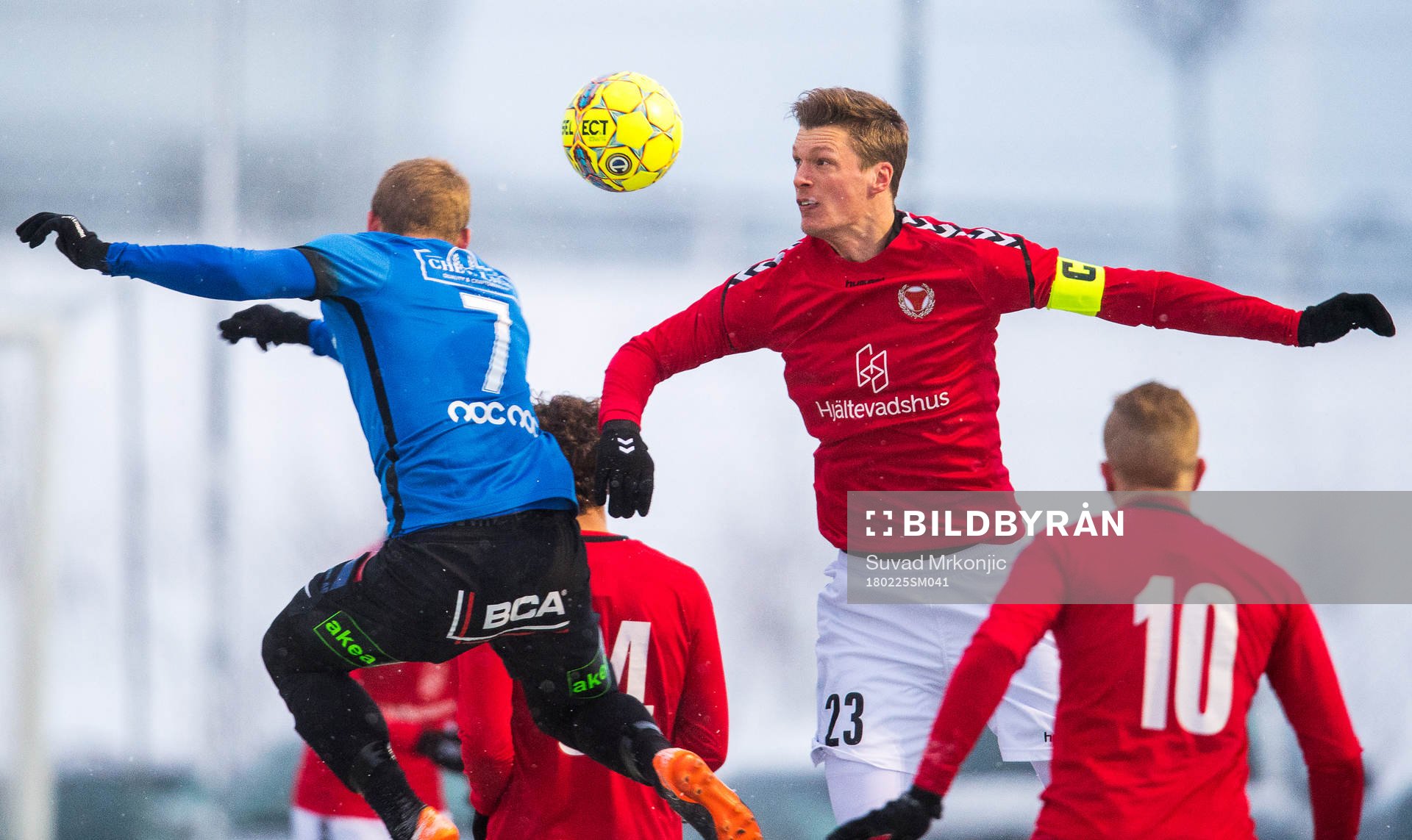 Trelleborgs Erik Andersson och Kalmars Viktor Elm under fotbollsmatchen i Svenska cupen mellan Kalmar och Trelleborg den 25 februari 2018 i Kalmar.