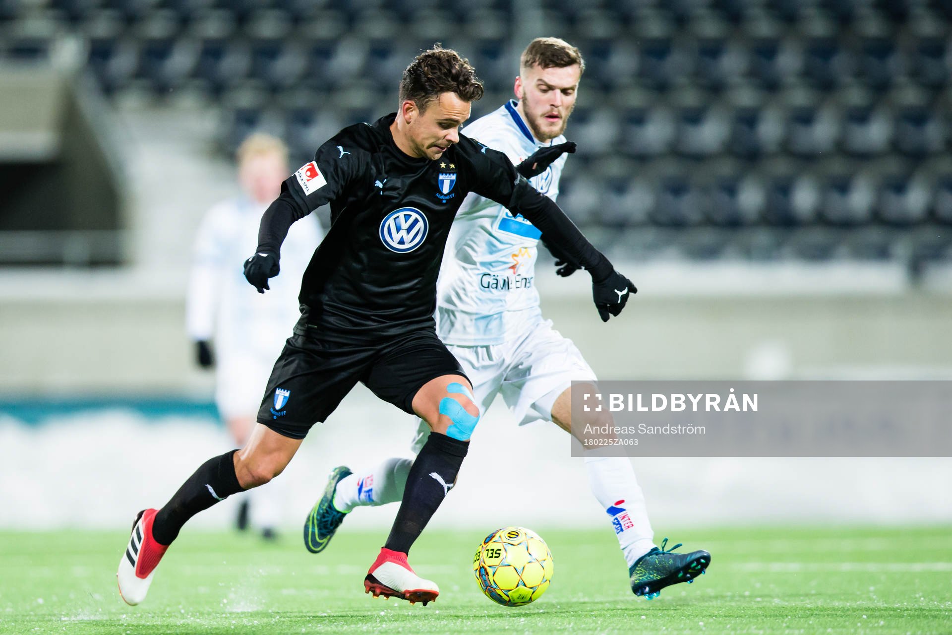 Malmö FFs Andreas Vindheim i kamp om bollen med Gefles