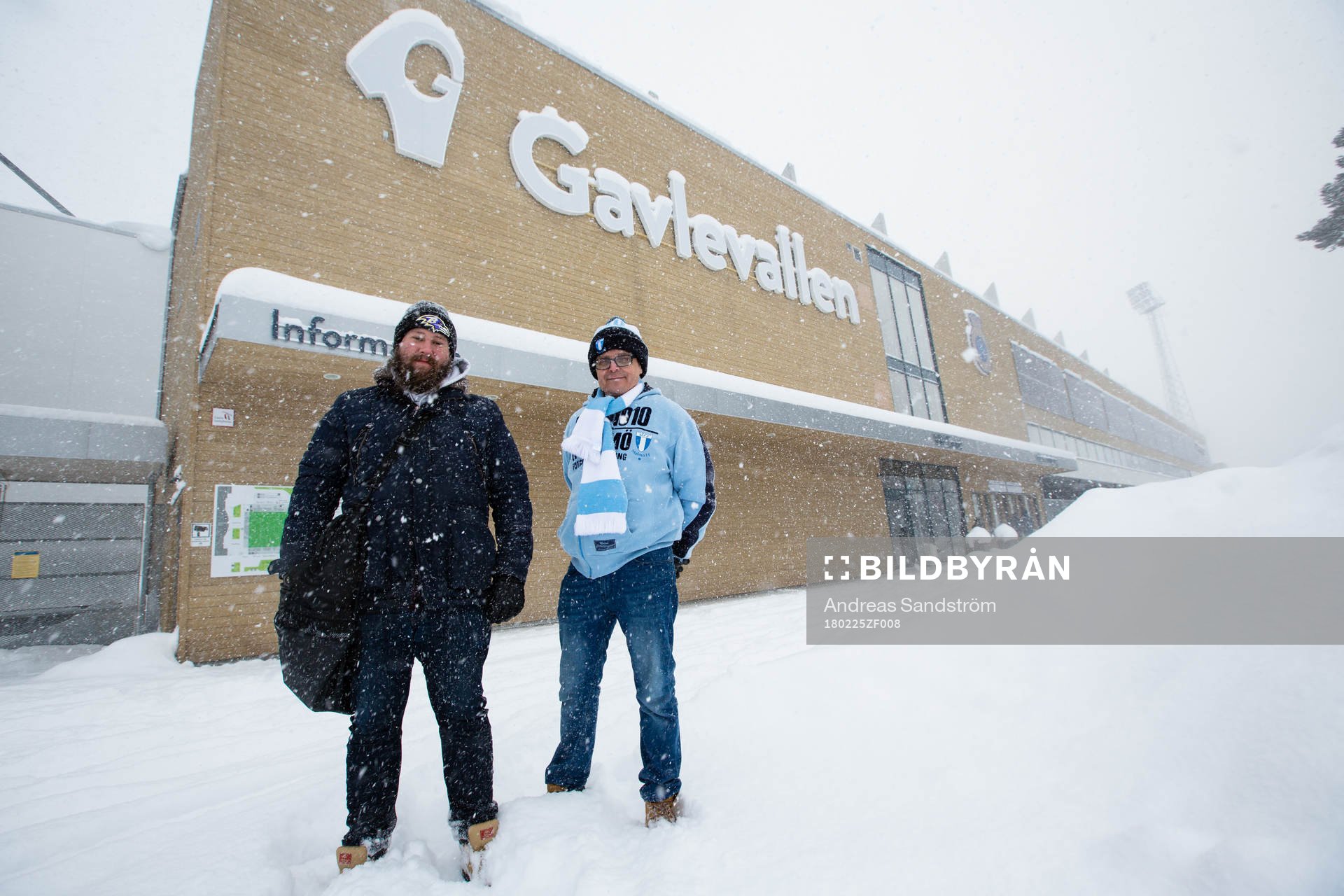 Malmö FF supportrar i snökaoset utanför Gavlevallen