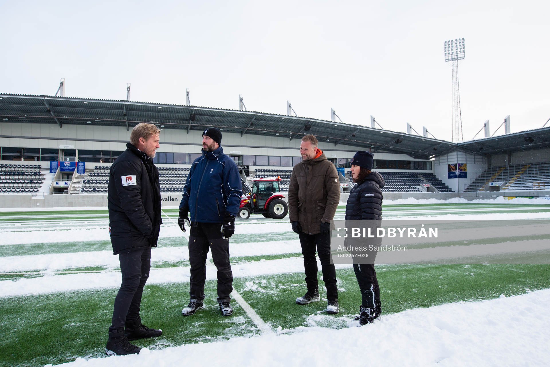 Gefles tränare Johan Mjällby  (närmast i bild) och