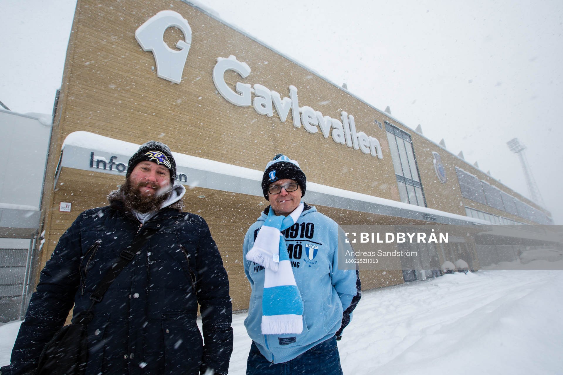 Malmö FF supportrar i snökaoset utanför Gavlevallen