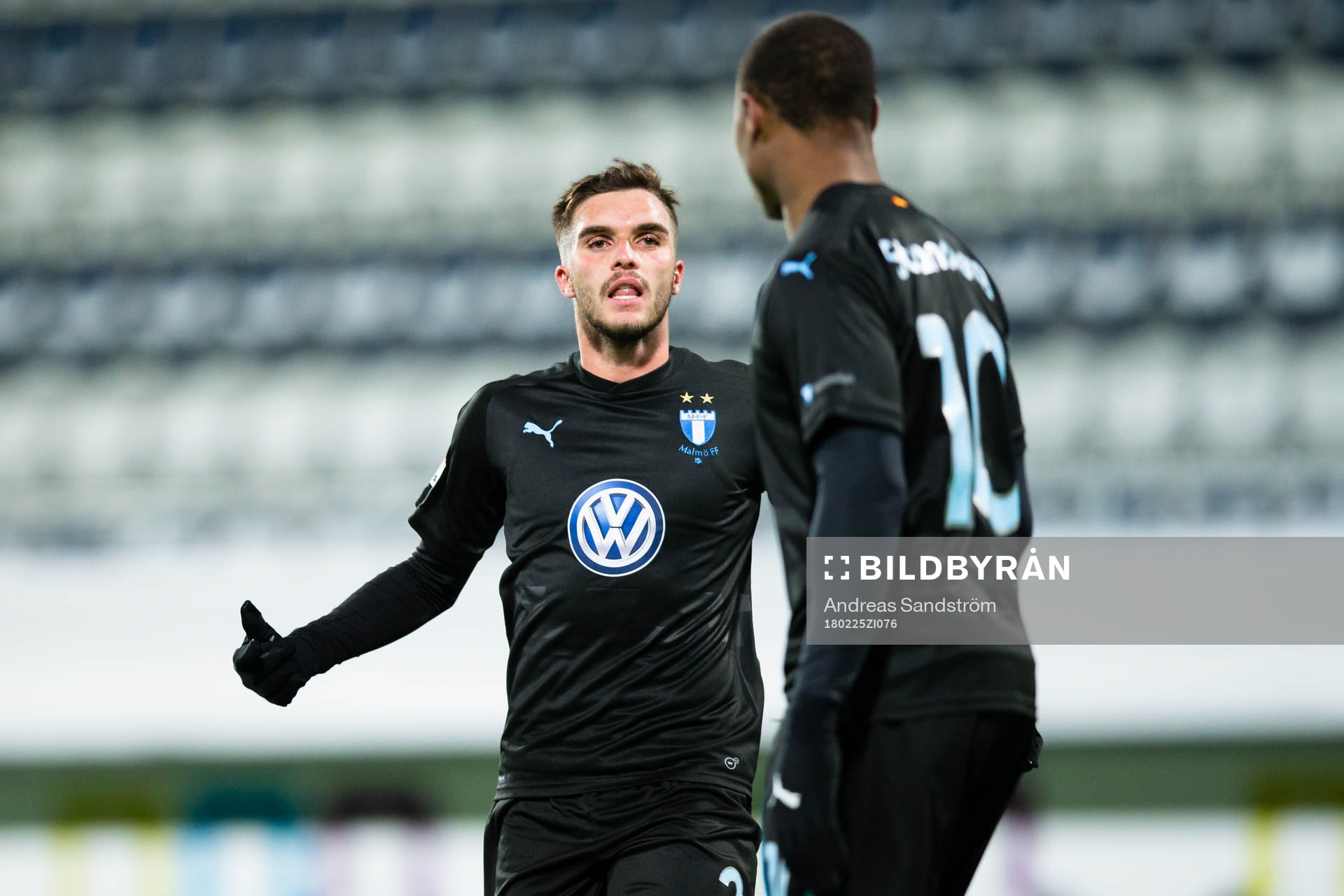 Malmö FFs Carlos Strandberg gör 0-3 och omfamnas av Egzon
