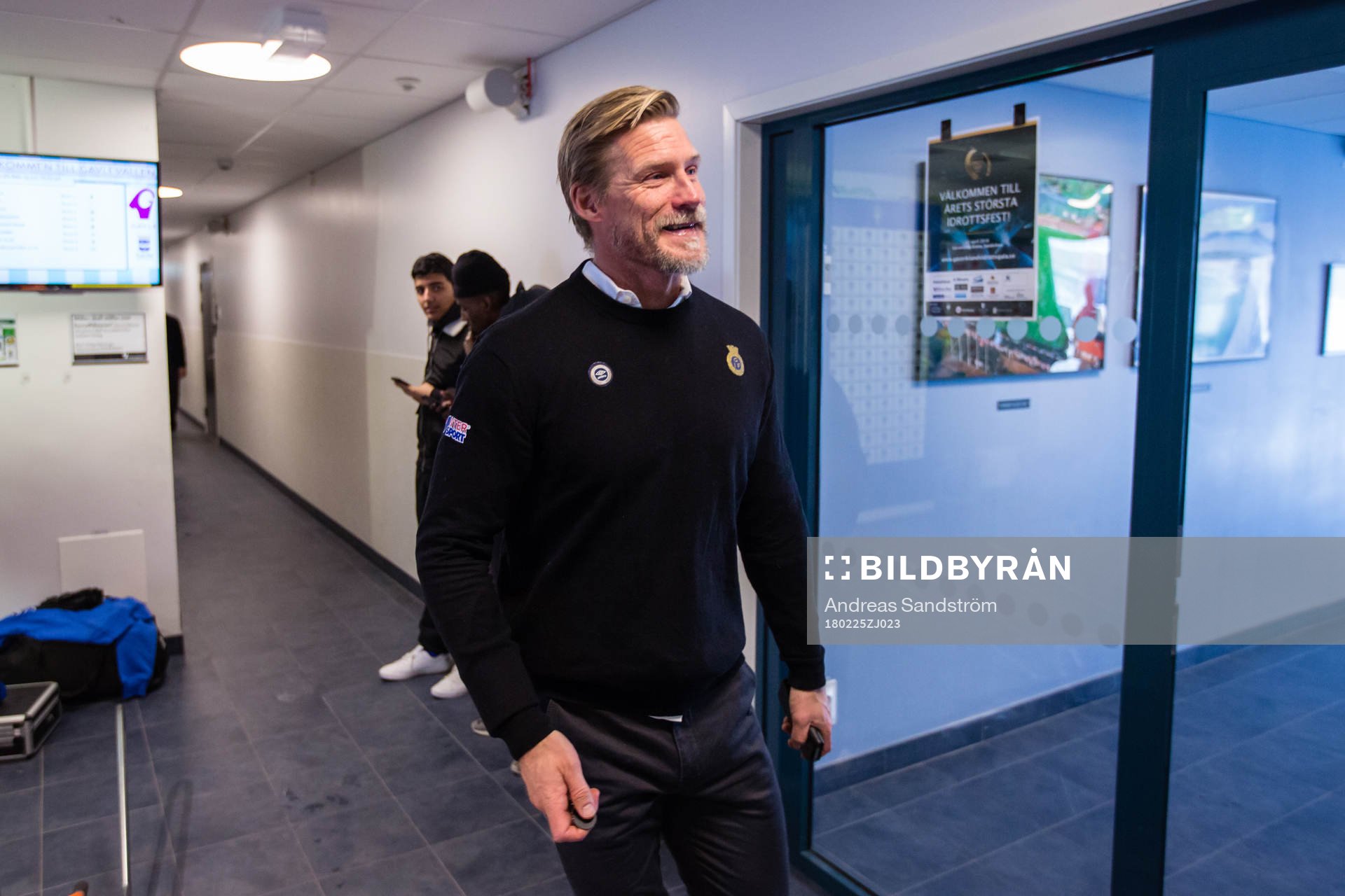 Gefles tränare Johan Mjällby  kommer ut från mötet där