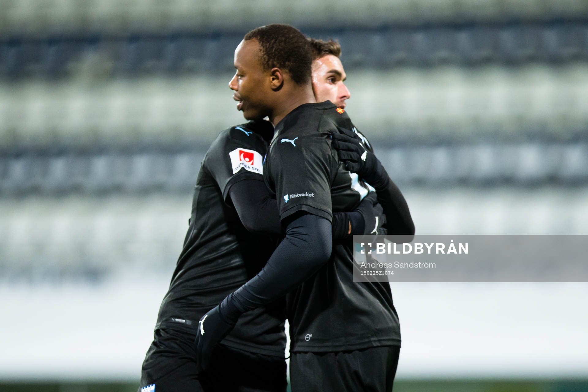 Malmö FFs Carlos Strandberg gör 0-3 och omfamnas av Egzon