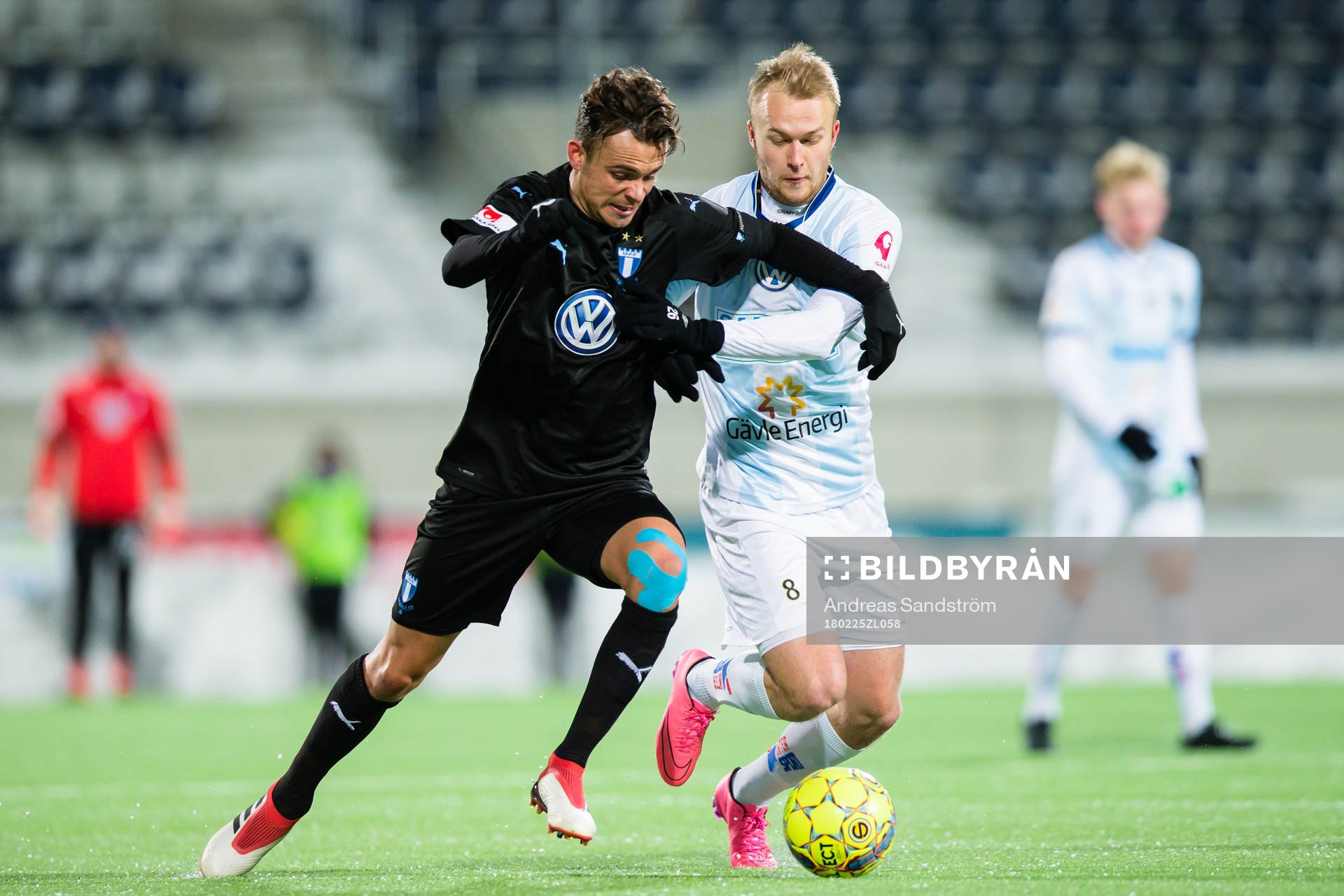 Malmö FFs Andreas Vindheim i kamp om bollen med Gefles