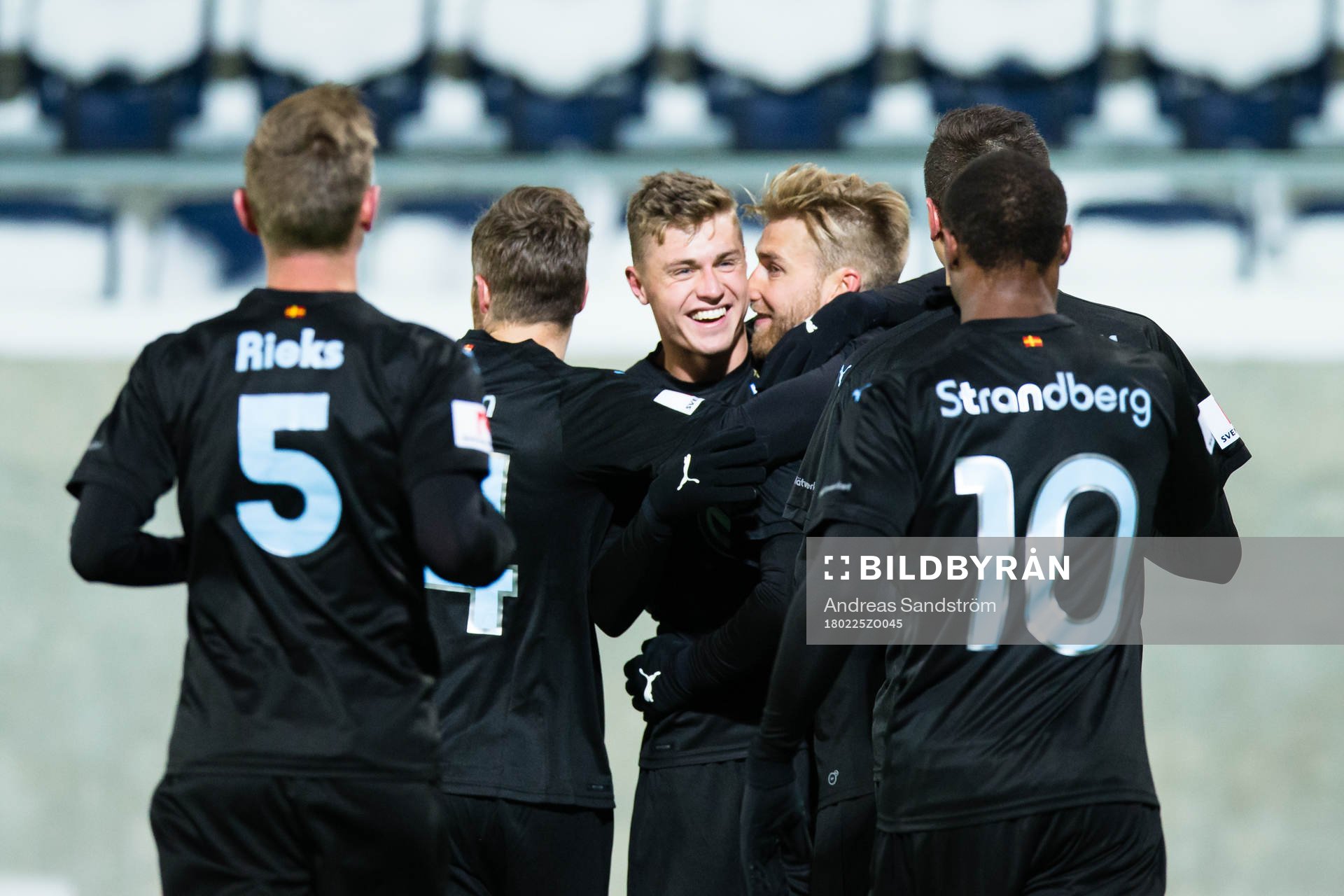 Malmö FFs Rasmus Bengtsson (2:a höger) gör 0-2 och omfamnas närmast av Mattias Svanberg (m) under fotbollsmatchen i Svenska Cupen mellan Gefle och Malmö FF den 25 Februari 2018 i Gävle.