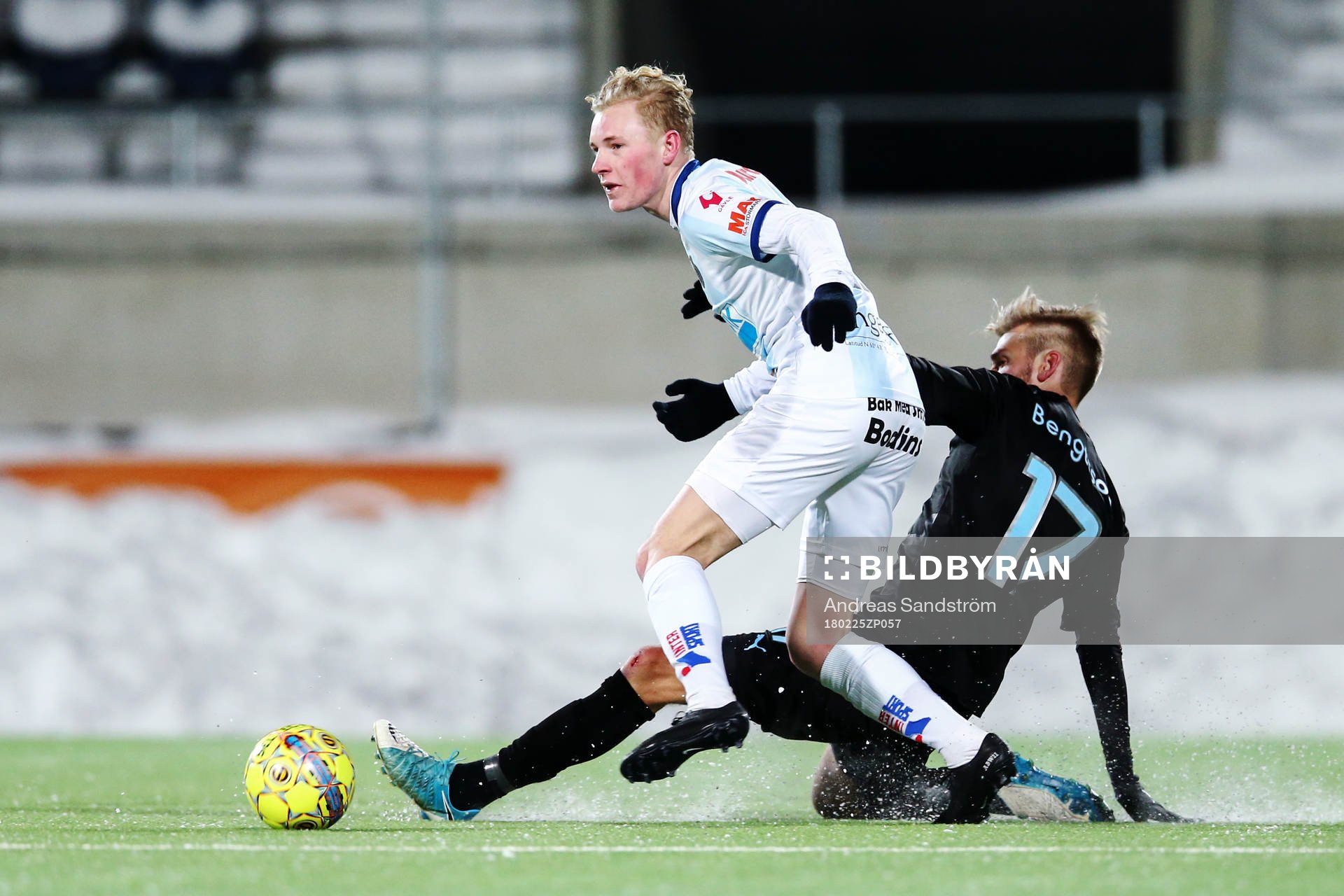Gefles Adam Bergmark Wiberg glidtacklas av Malmö FFs