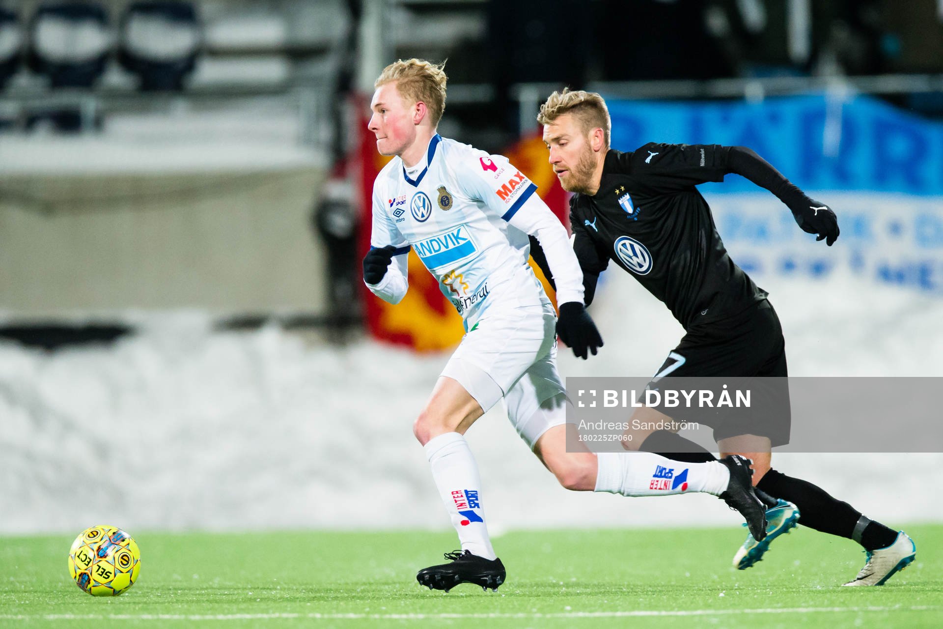 Malmö FFs Rasmus Bengtsson i kamp med Gefles Adam Bergmark Wiberg under fotbollsmatchen i Svenska Cupen mellan Gefle och Malmö FF den 25 Februari 2018 i Gävle.