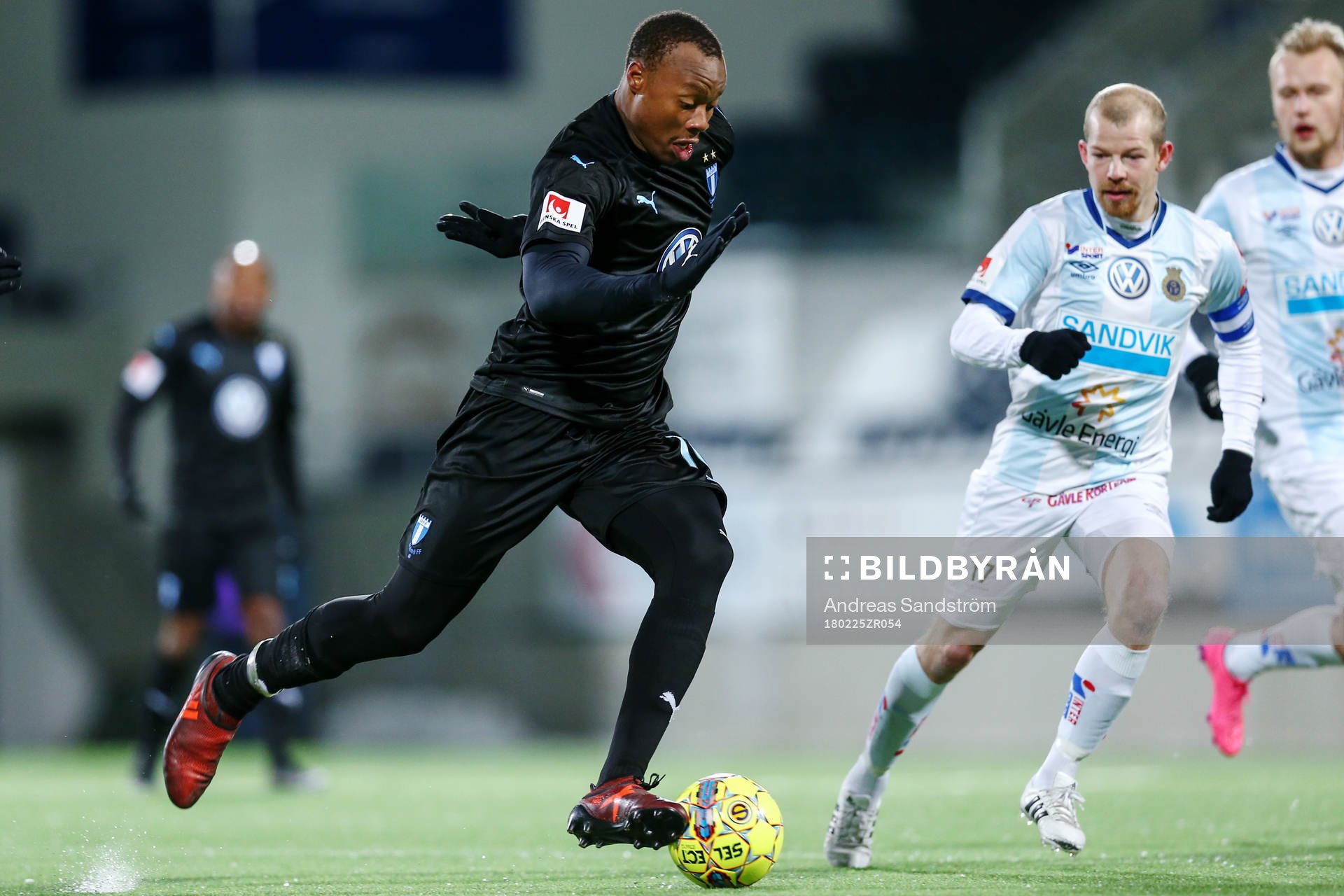 Malmö FFs Carlos Strandberg driver bollen framåt mot en