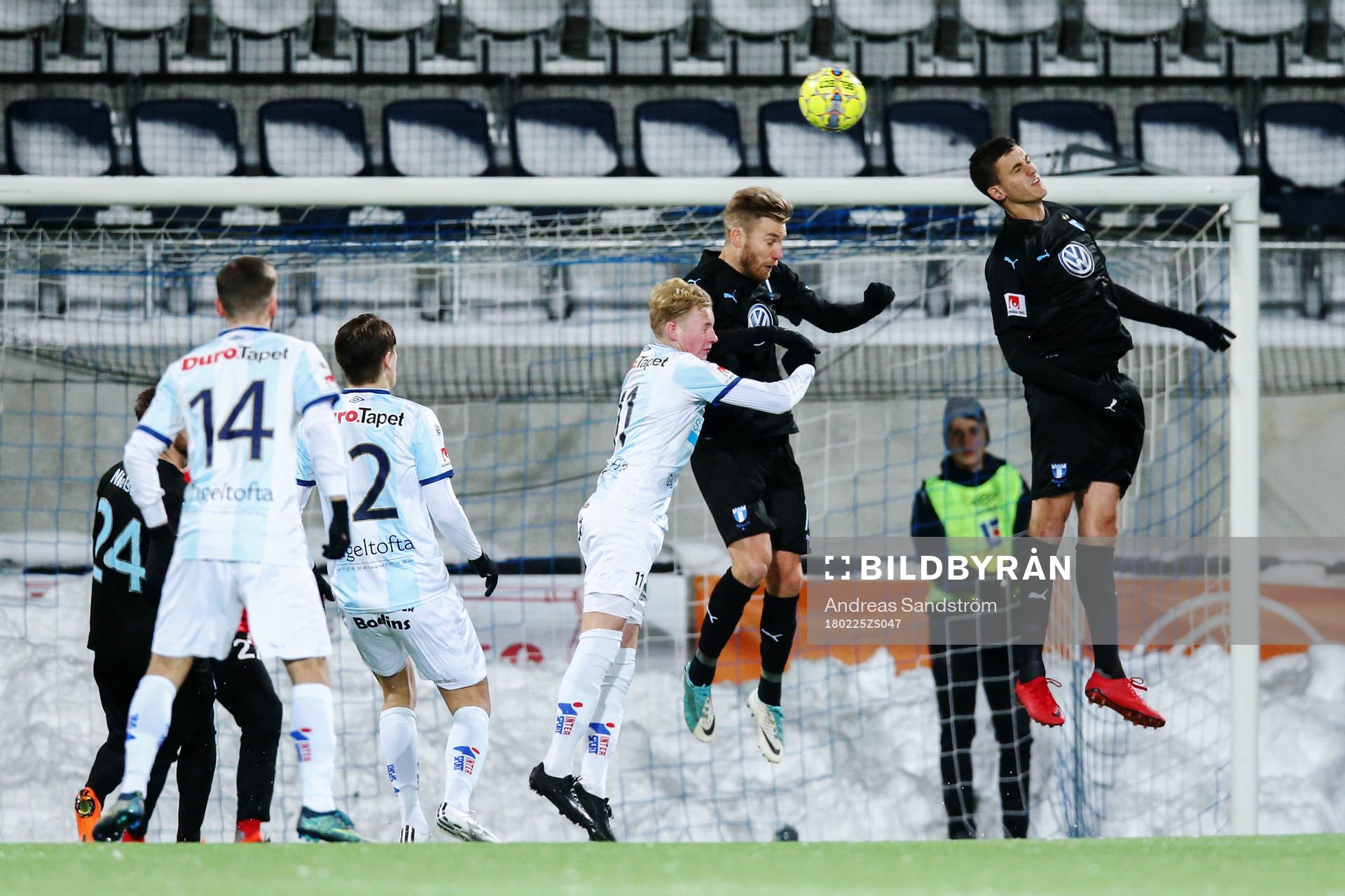 Gefles Adam Bergmark Wiberg i nickduell med Malmö FFs