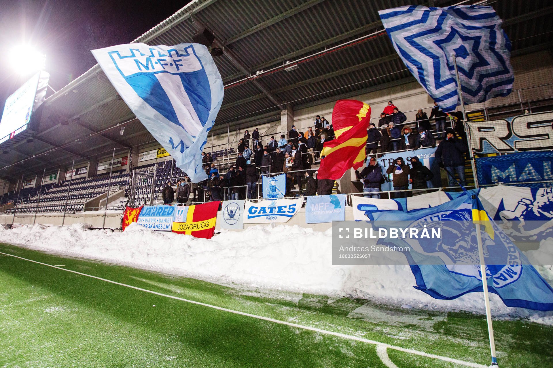 Malmö FFs supportrar med flaggor