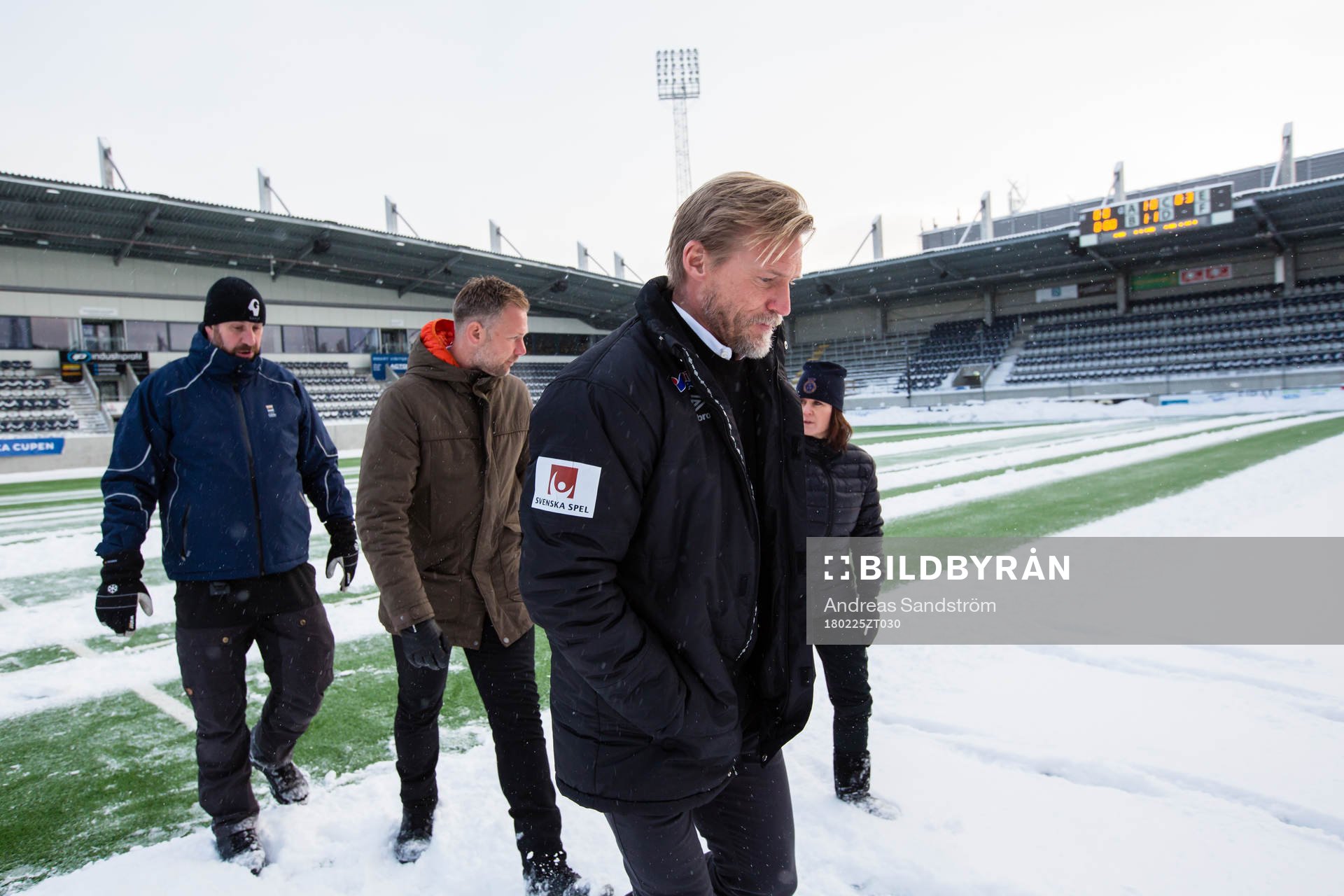 Gefles tränare Johan Mjällby  (närmast i bild) och