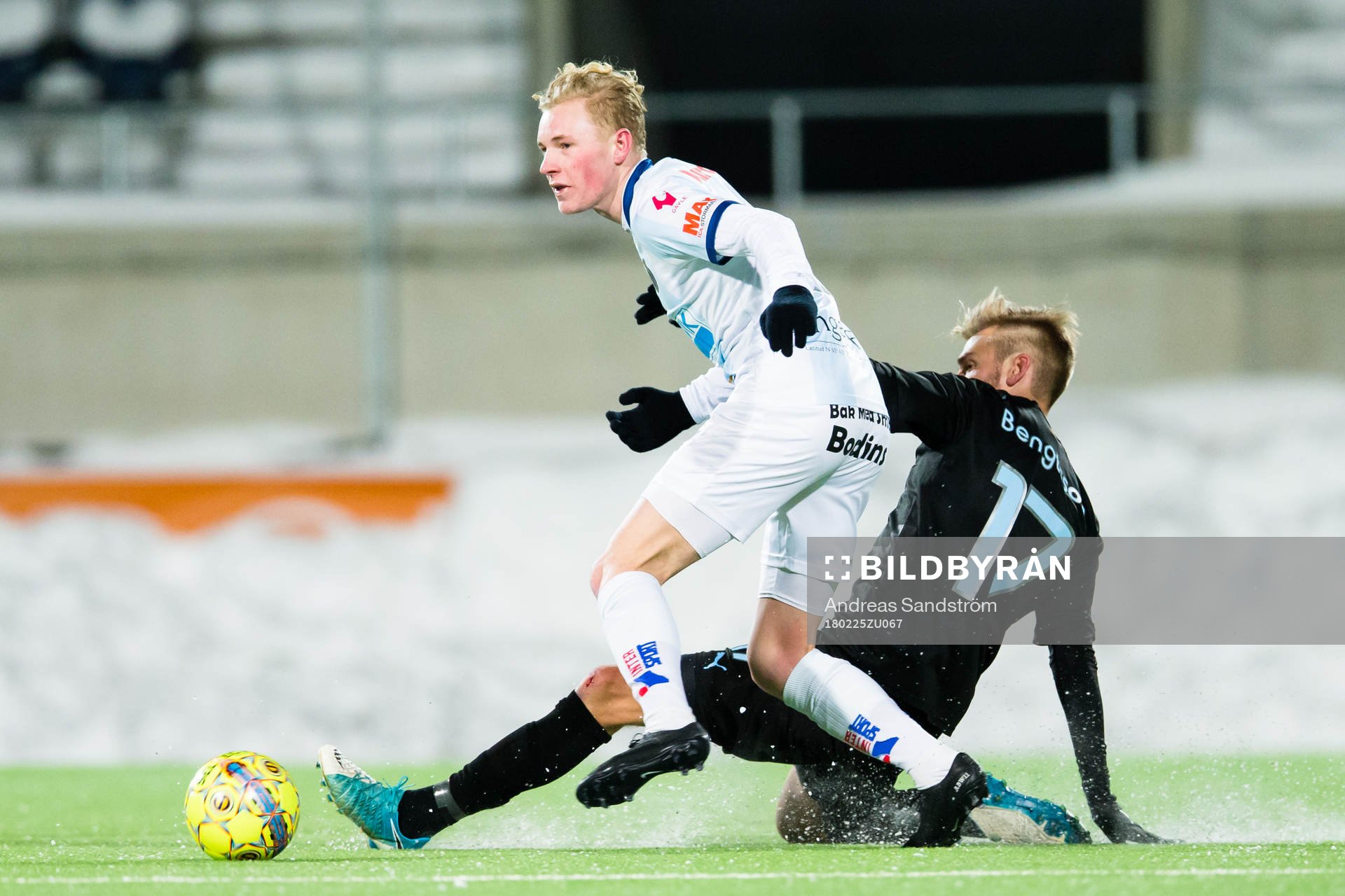 Malmö FFs Rasmus Bengtsson i kamp med Gefles Adam Bergmark Wiberg under fotbollsmatchen i Svenska Cupen mellan Gefle och Malmö FF den 25 Februari 2018 i Gävle.
