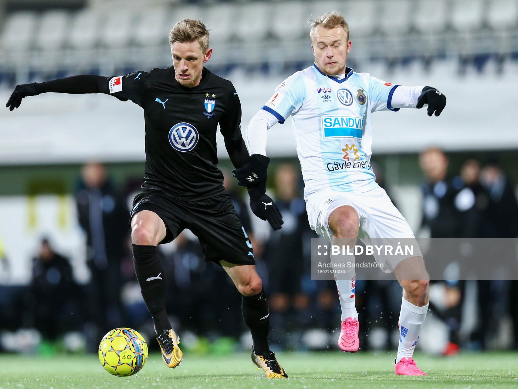 Malmö FFs Sören Rieks i kamp om bollen med Gefles
