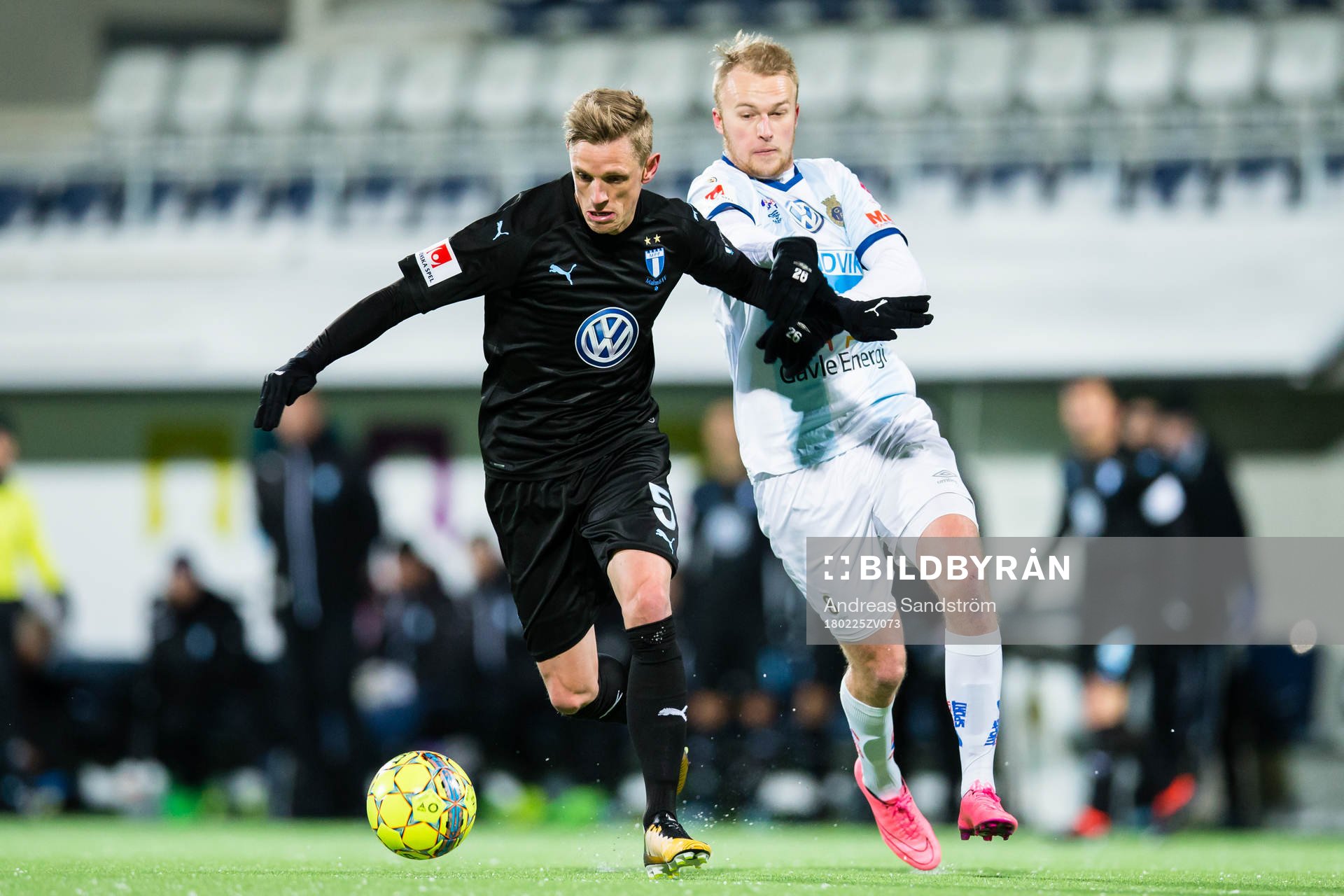 Malmö FFs Sören Rieks i kamp om bollen med Gefles Christian Ljungberg under fotbollsmatchen i Svenska Cupen mellan Gefle och Malmö FF den 25 Februari 2018 i Gävle.