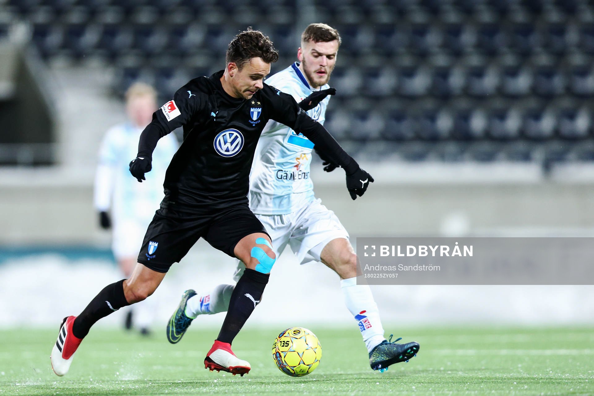 Malmö FFs Andreas Vindheim i kamp om bollen med Gefles