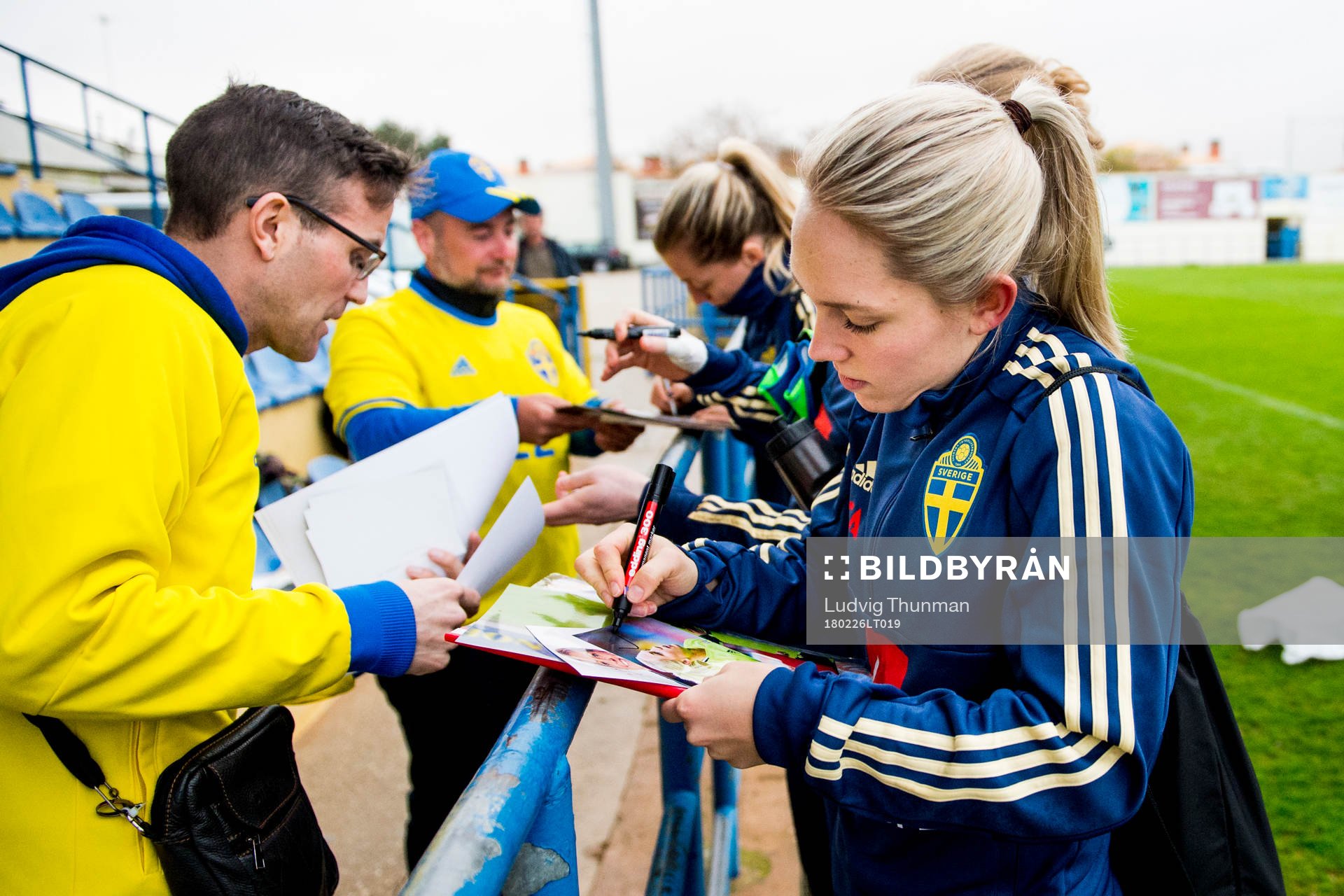 Elin Rubensson skriver autografer