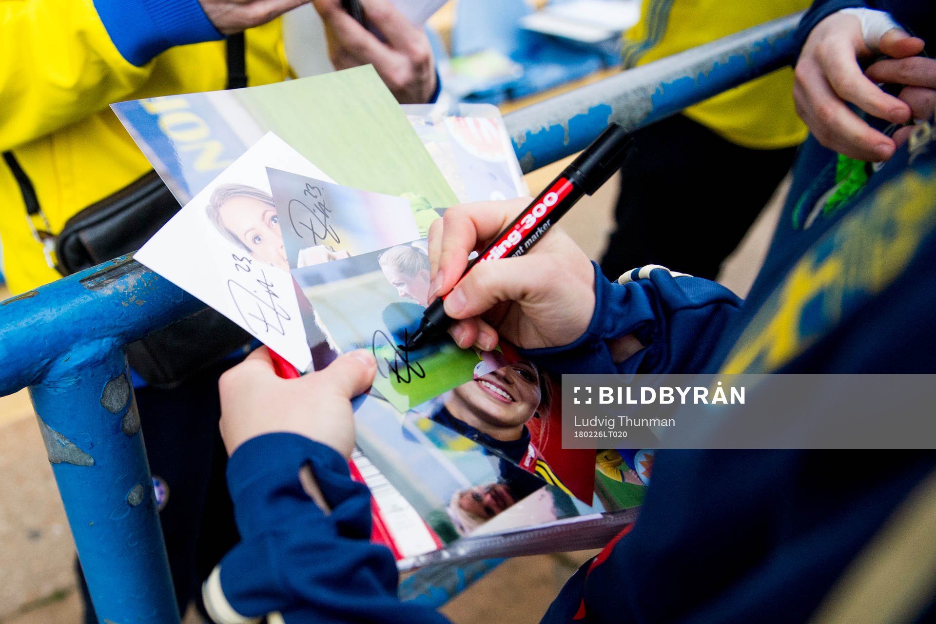 Elin Rubensson skriver autografer