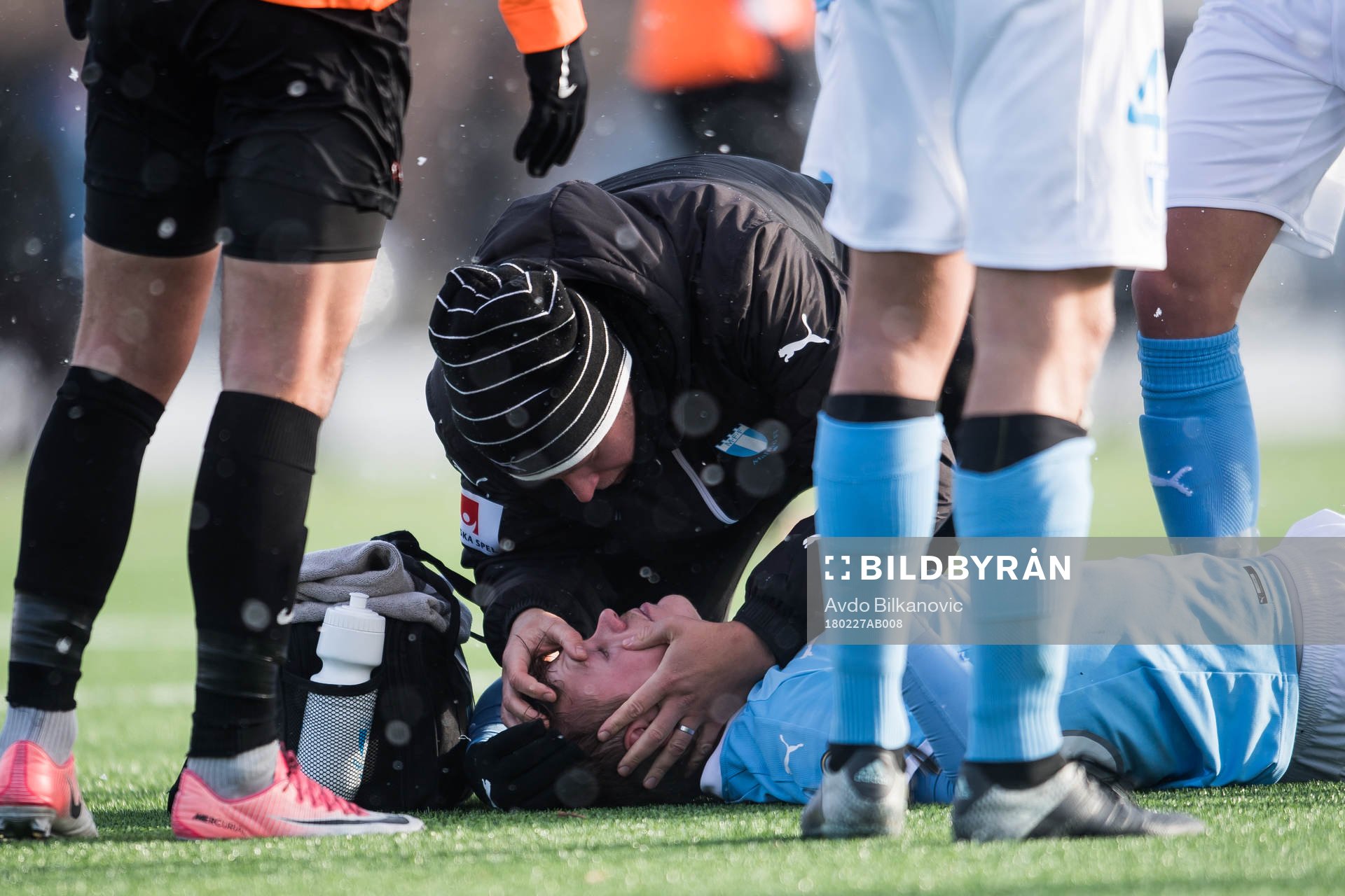 Malmö FF’s Hugo Andersson ligger på marken