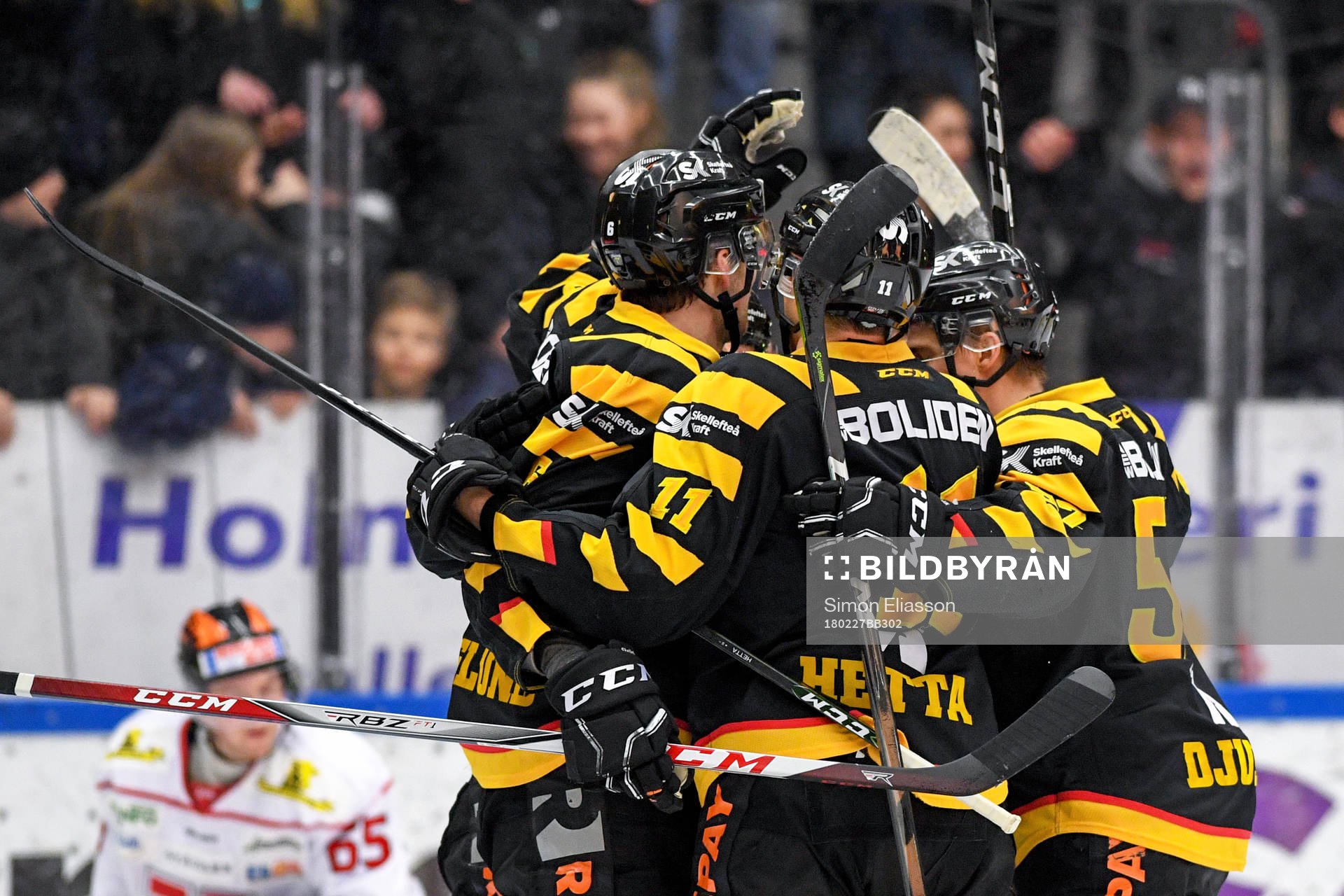 Skellefteås Pär Lindholm jublar med lagkamrater
