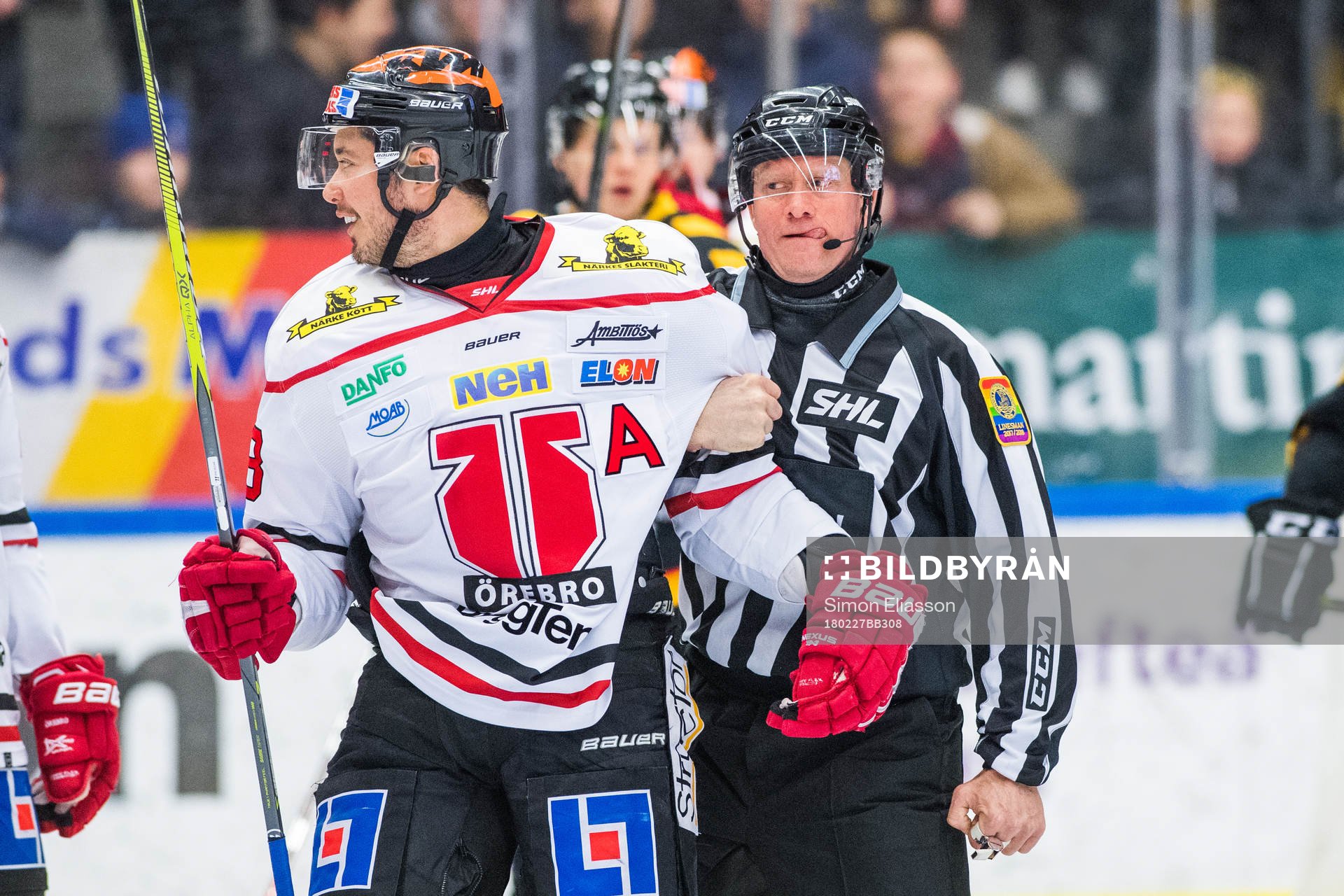 Örebros Victor Bartley tas om hand av linjedomare Jan
