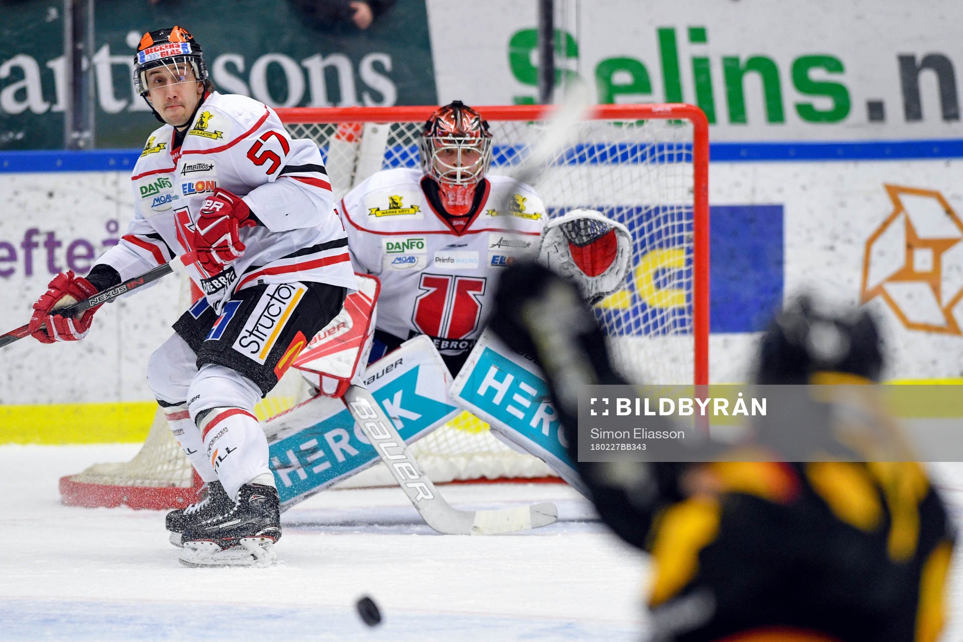 Örebros Daine Todd och målvakt Eero Kilpeläinen