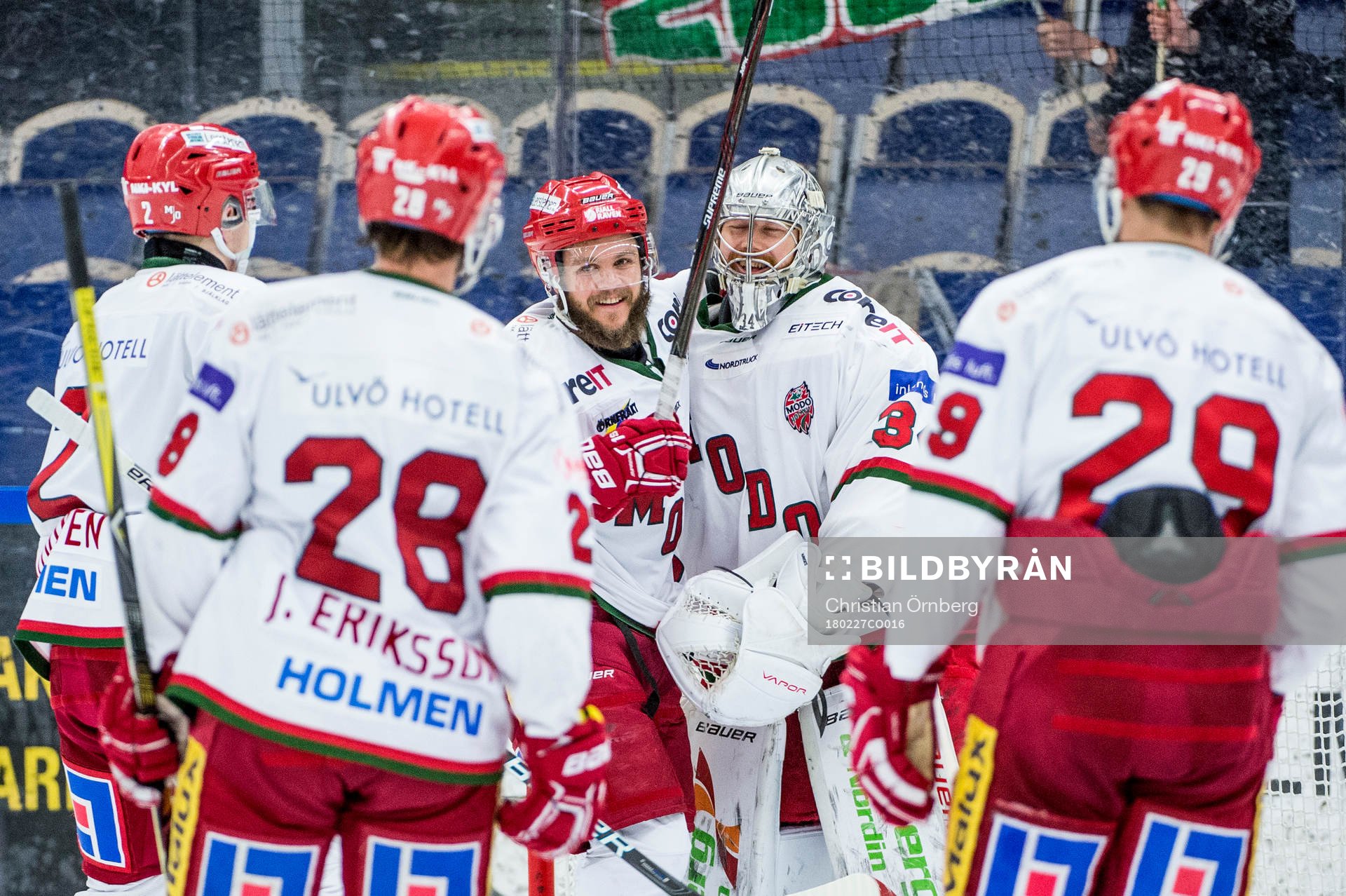 Modos Tommy Enström och målvakt Erik Hanses jublar med