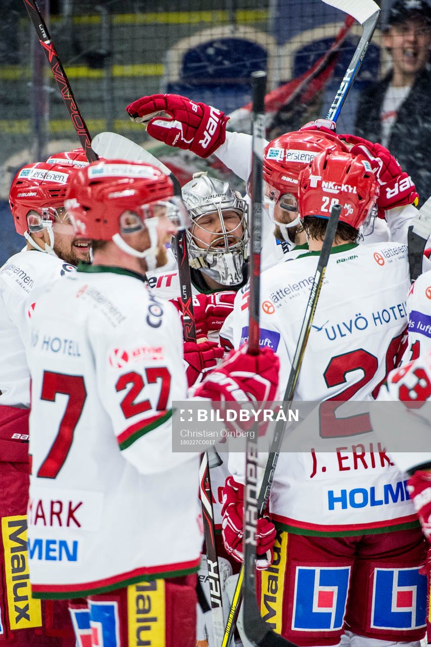 Modos målvakt Erik Hanses jublar med lagkamraterna