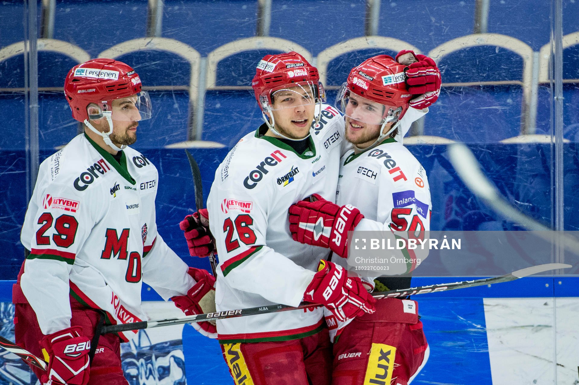 Modos Mikael Frycklund, Emil Alba och Tim Wahlgren jublar