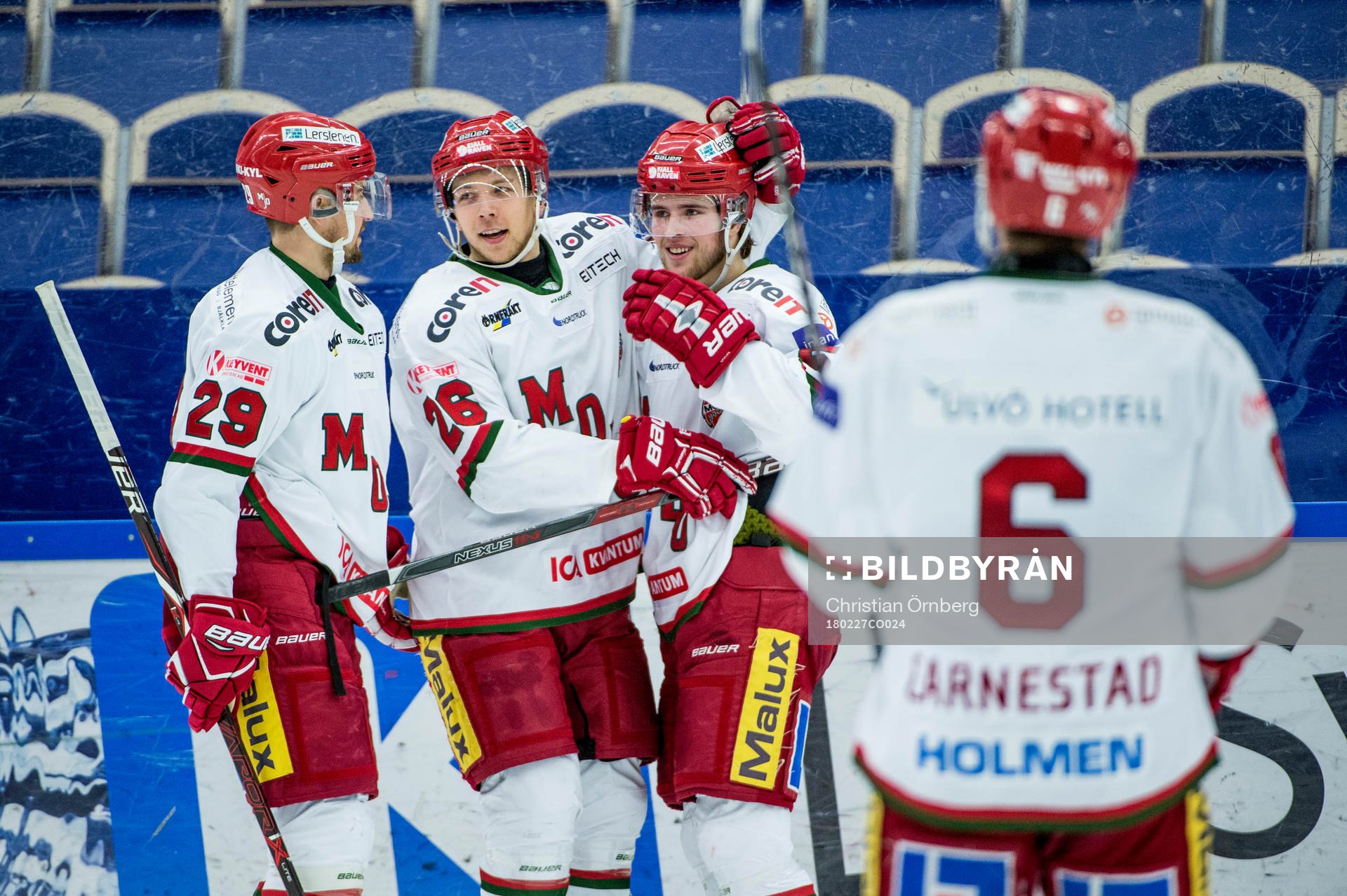 Modos Mikael Frycklund, Emil Alba och Tim Wahlgren jublar