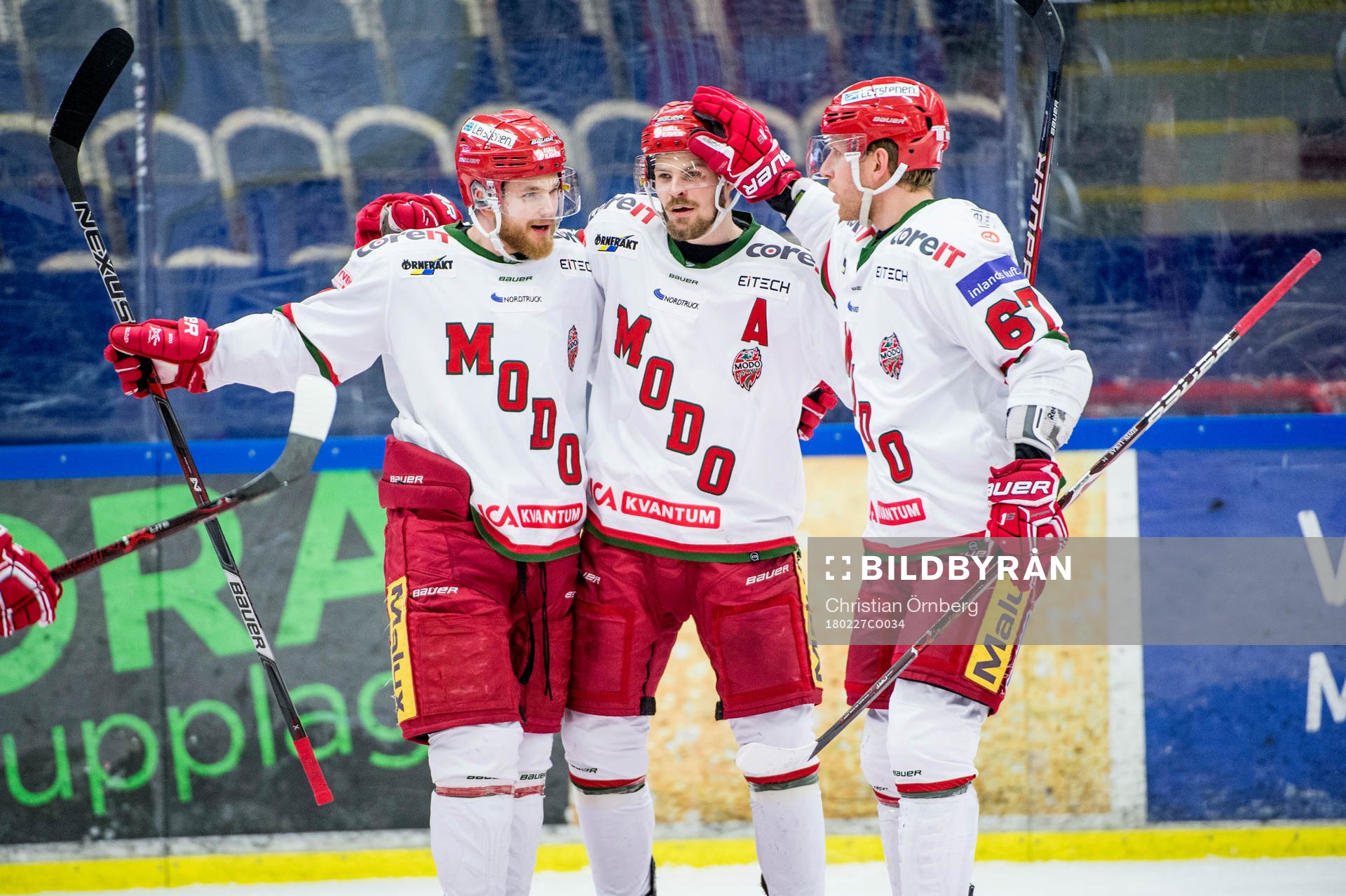Modos Emil Mohlin gör 1-3 och jublar med lagkamraterna