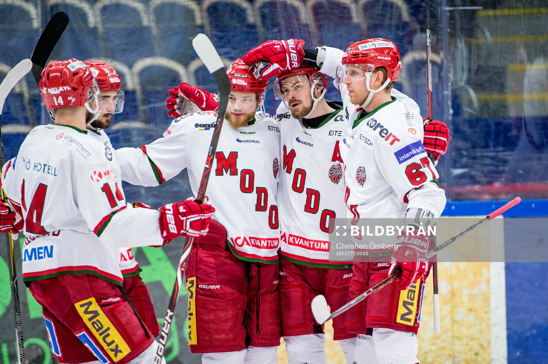 Modos Emil Mohlin gör 1-3 och jublar med lagkamraterna