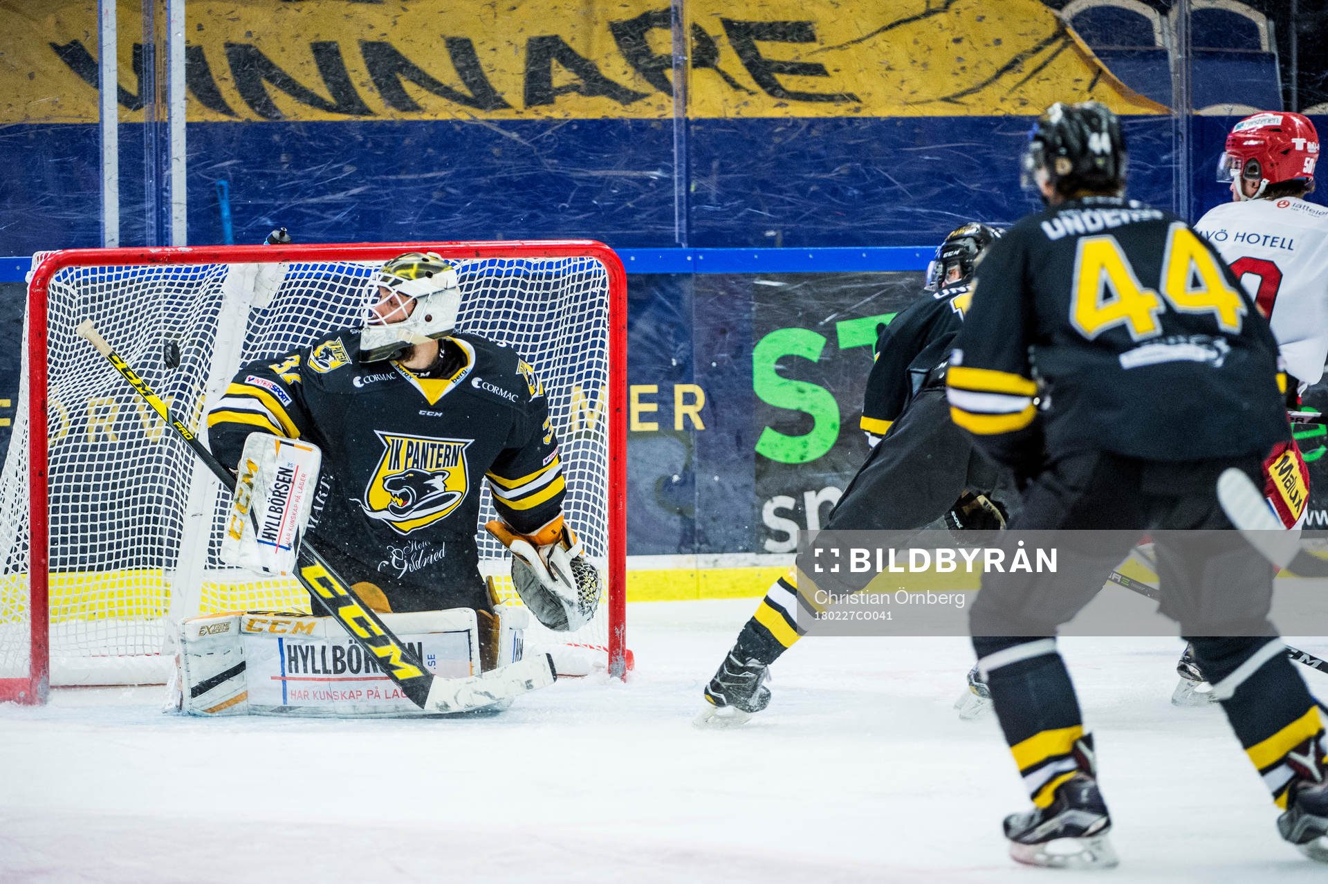 Modos Emil Mohlin säter 1-5 på Panterns målvakt Jonatan