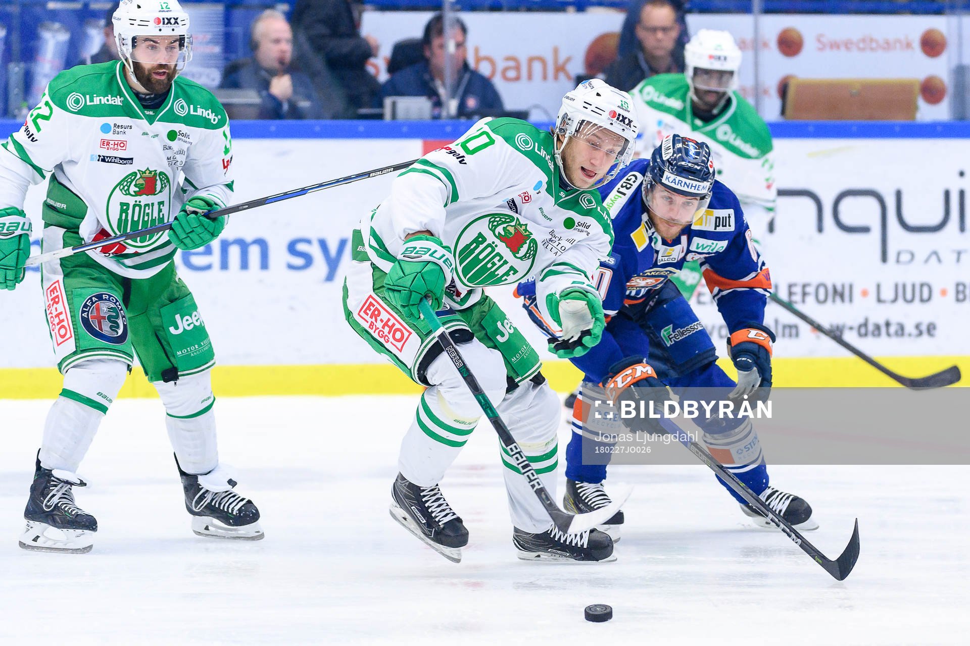 Rögles Alexander Younan jagas av Växjös Erik Josefsson