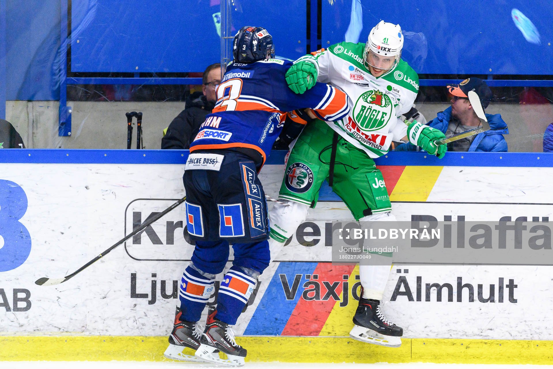 Växjös Oliver Bohm tacklar Rögles Daniel Widing