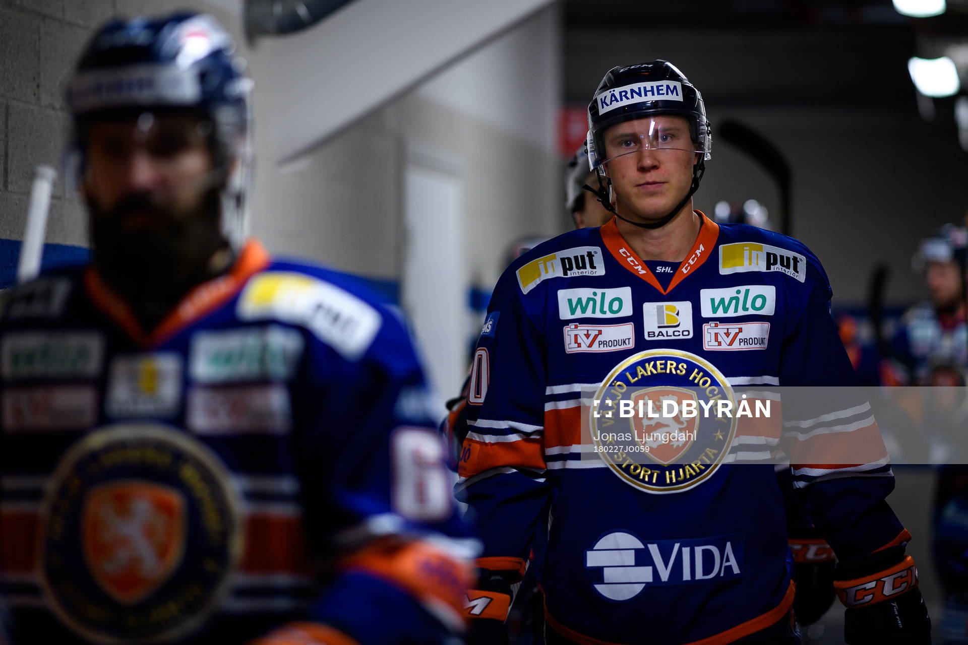 Växjös Dennis Rasmussen på väg ut till värmningen