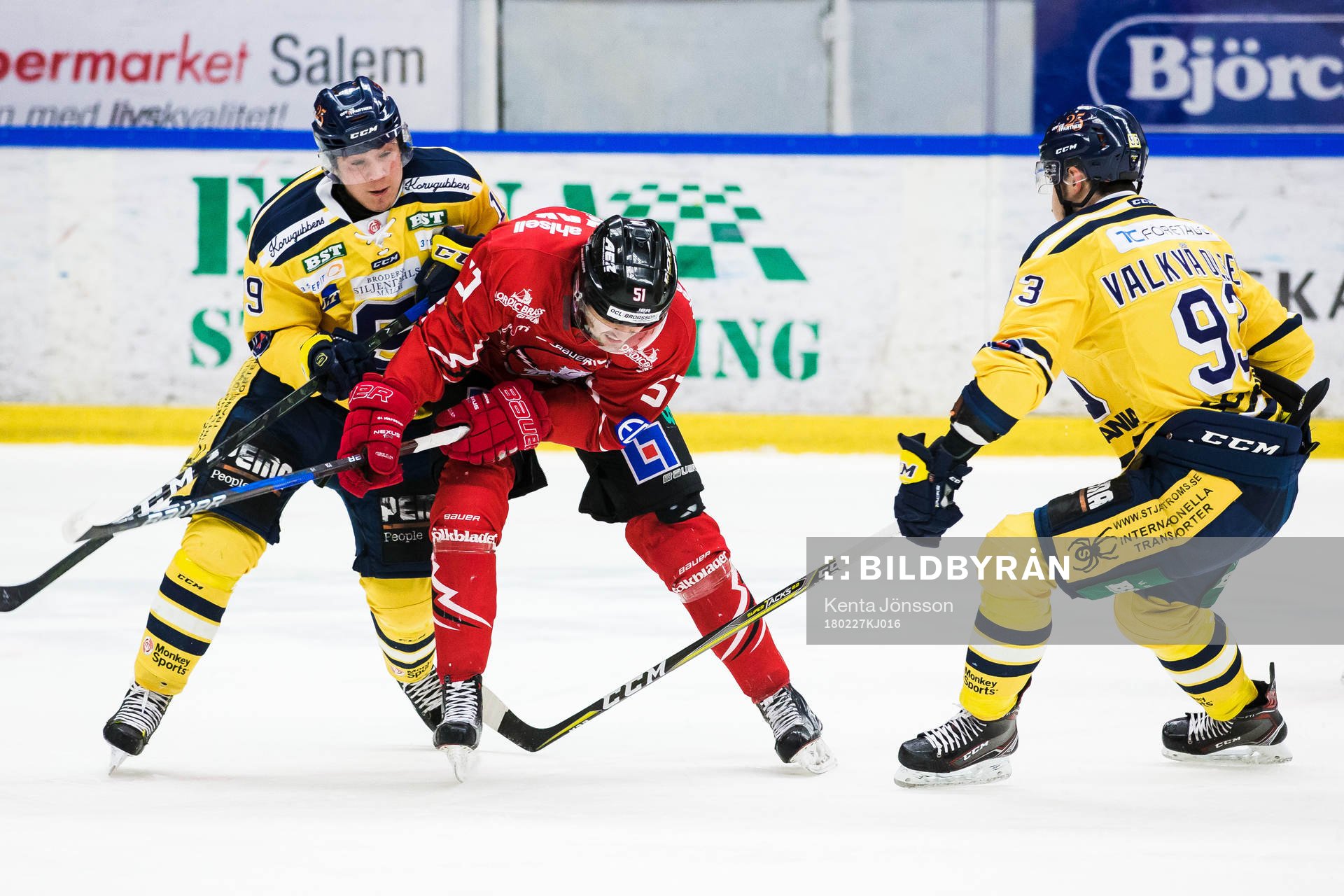 Vita Hästens August Gunnarsson i kamp om pucken