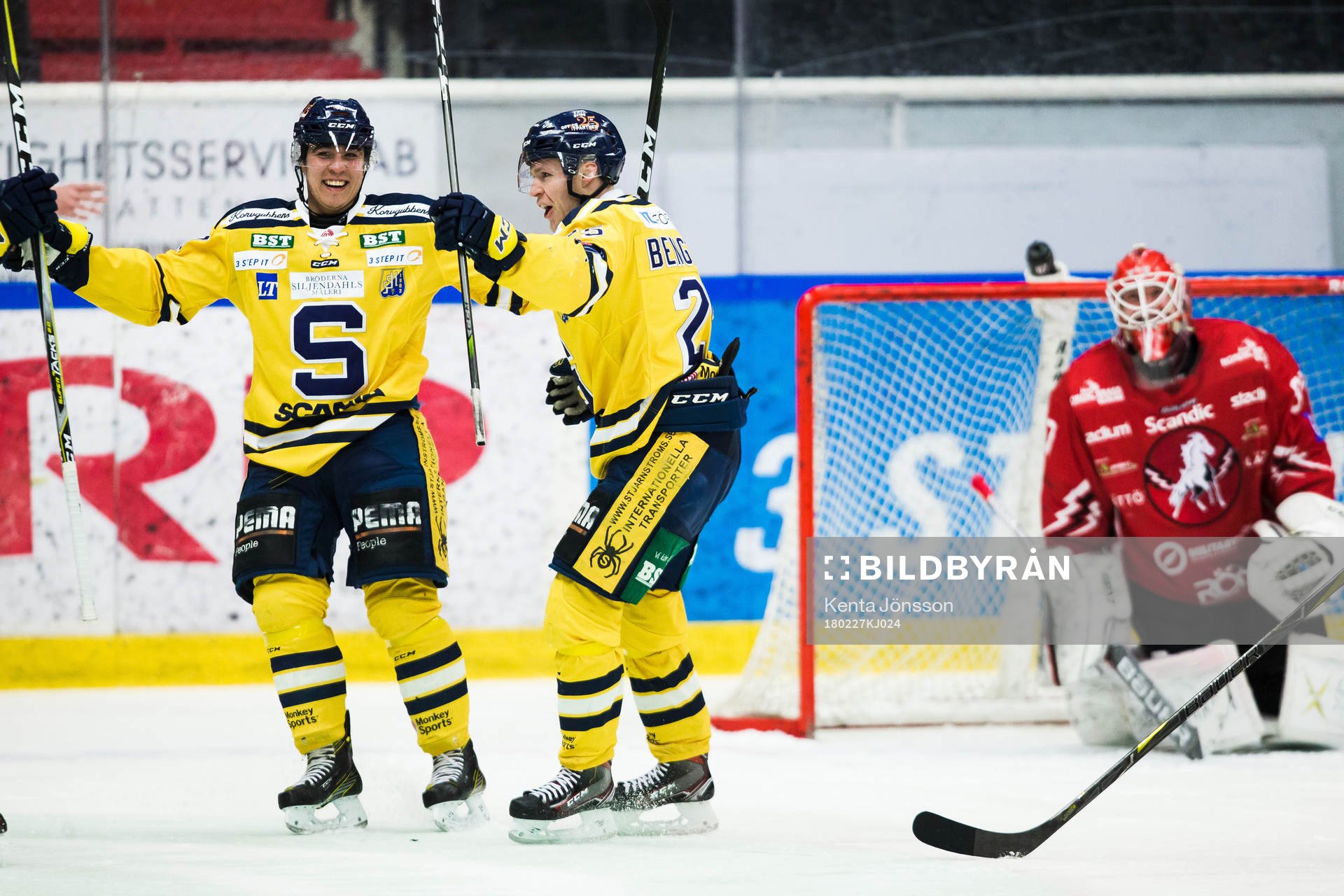 Södertäljes Christopher Bengtsson (h) jublar med Lucas